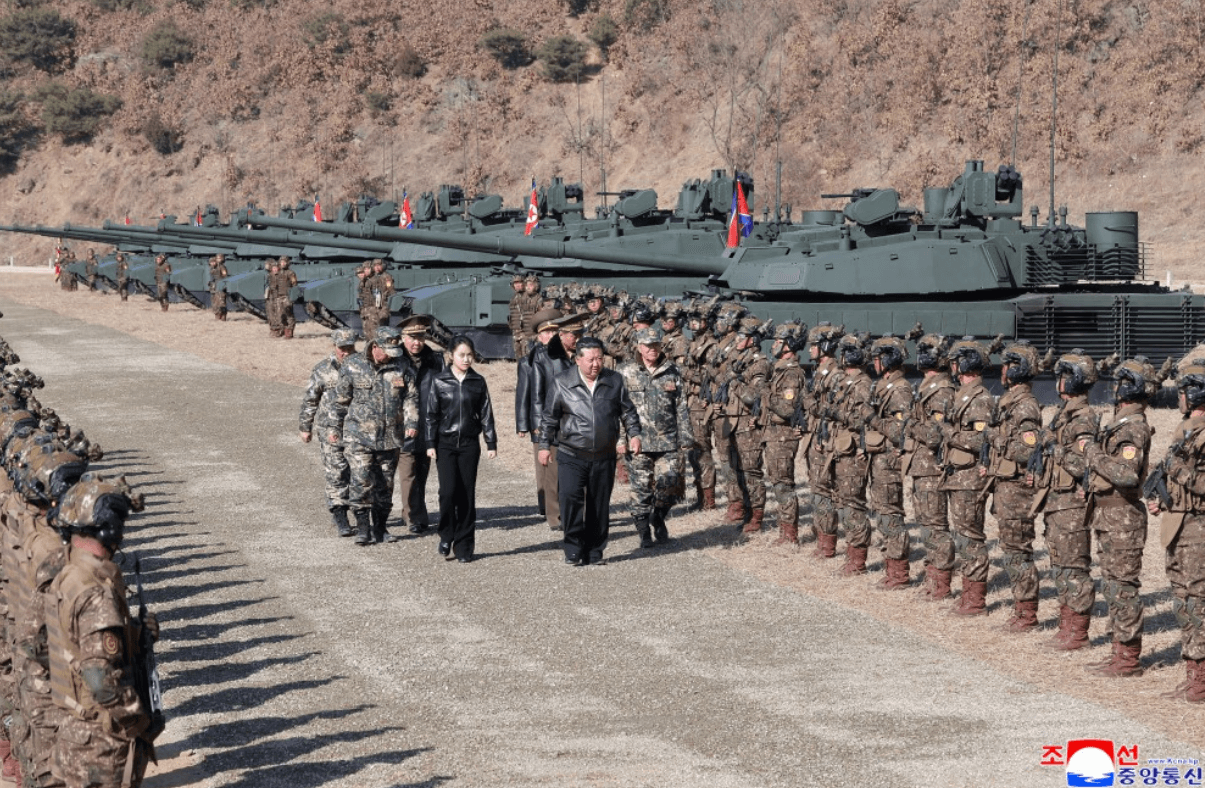 金正恩近期只要督導演習,女兒金主愛一定在身旁。(翻攝朝中社)