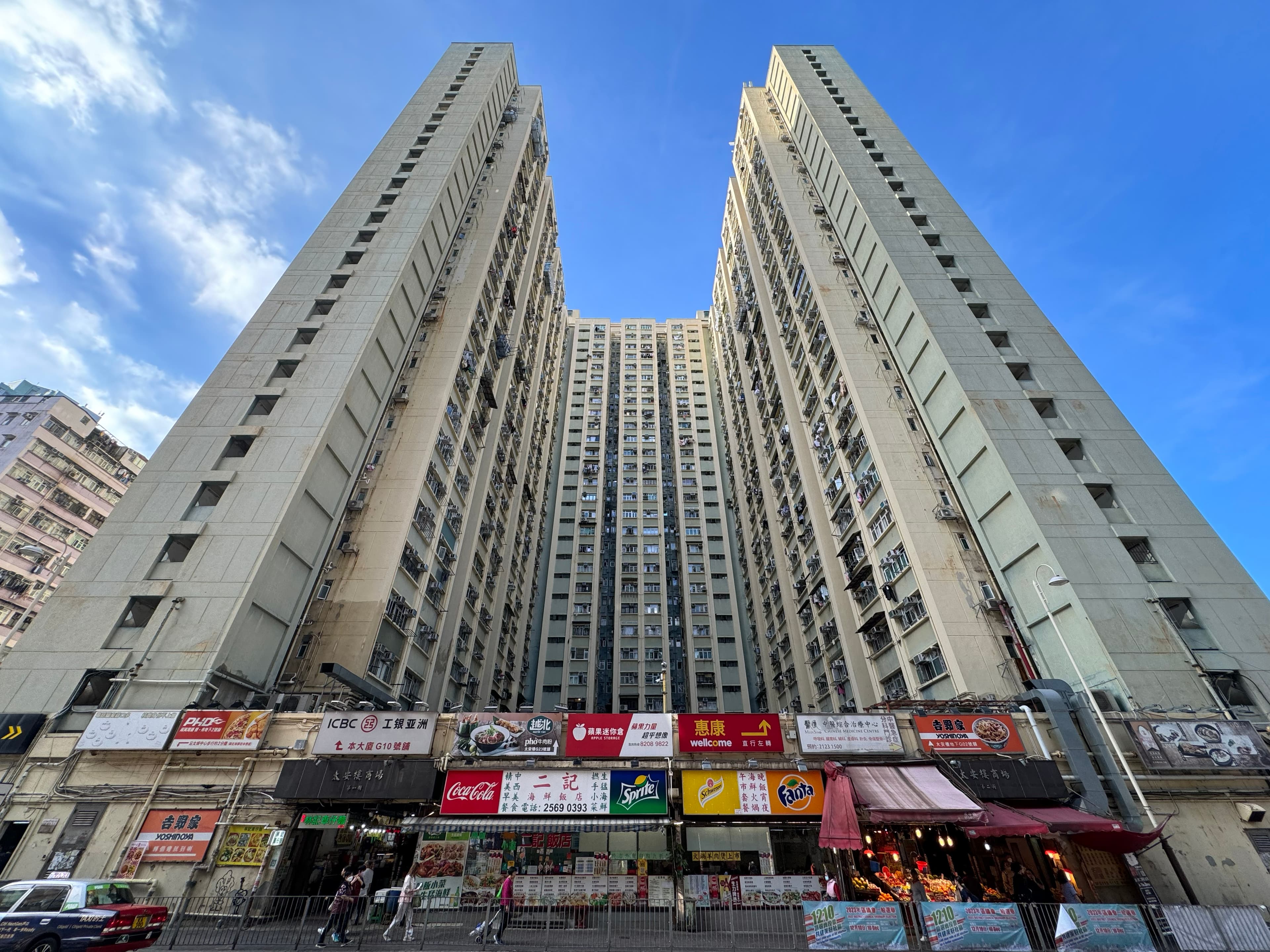 太安樓是香港最多人居住的集合住宅,一樓商場則成為宵夜聖地。