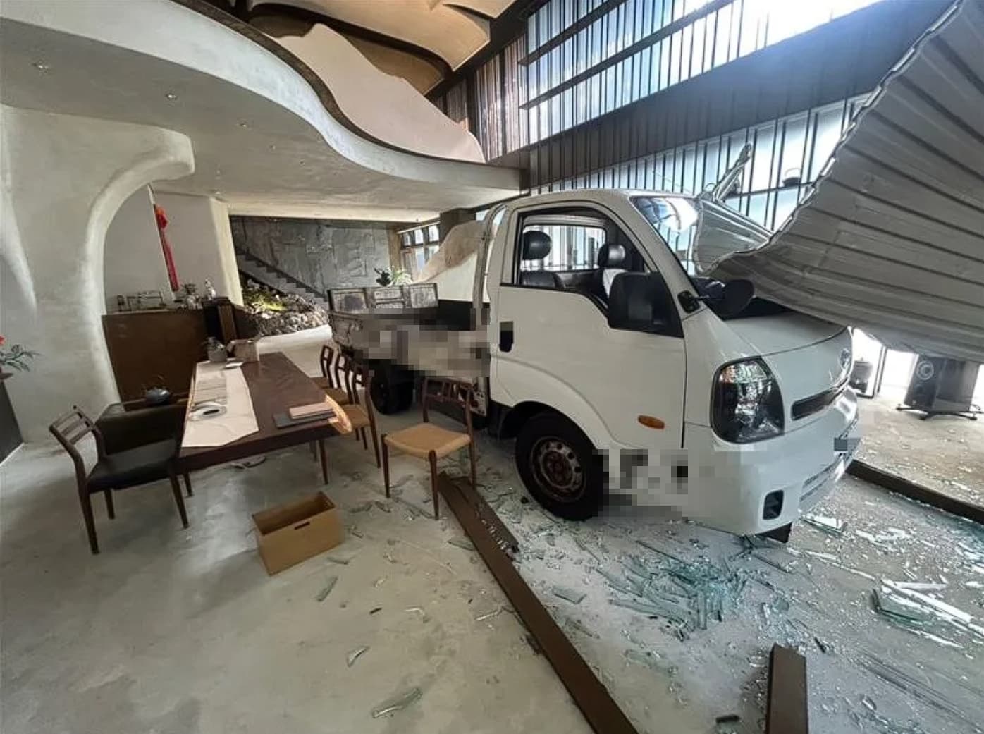 饅頭媽鄭姓男友在北屯區的茶行11日遭人駕駛小貨車衝撞。(翻攝畫面)