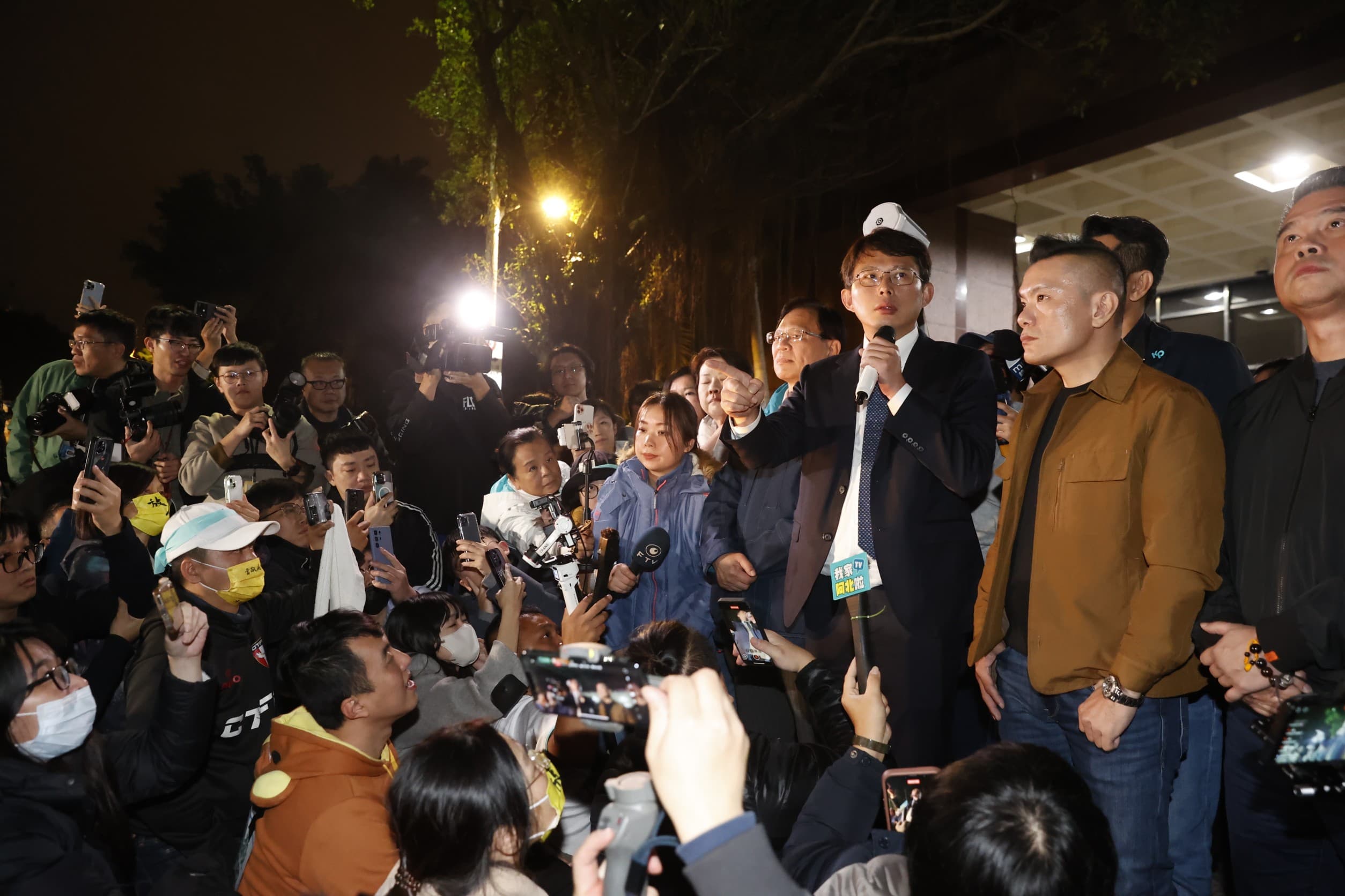 在獲知柯文哲以3千萬元交保,場外群眾與民眾黨民代一陣歡欣。圖為黃國昌。