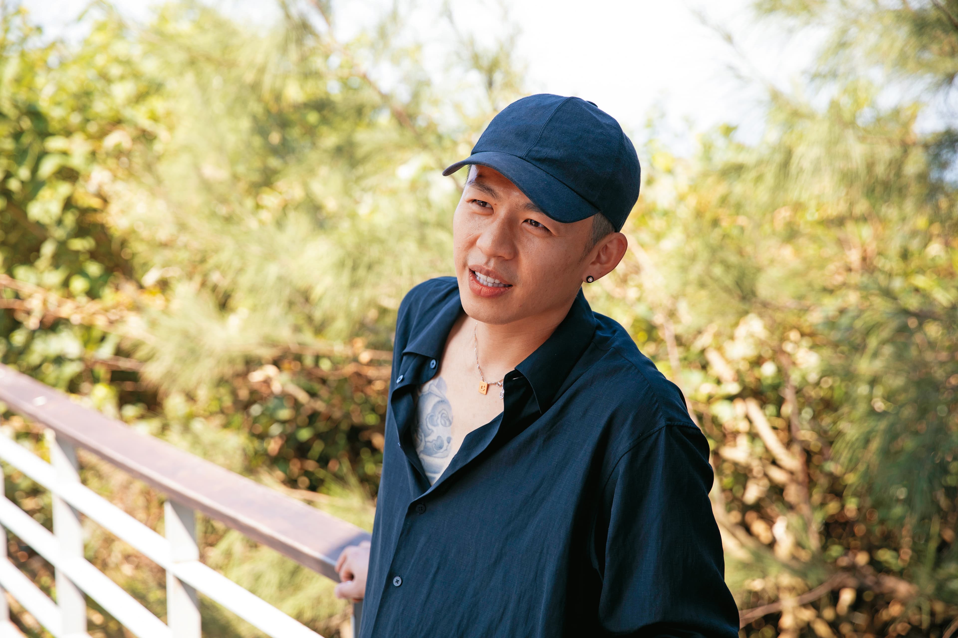 李鴻其有點神祕,雖依我們要求前往海邊拍照,但直到抵達現場,才忽然說:「我家就在附近。」
