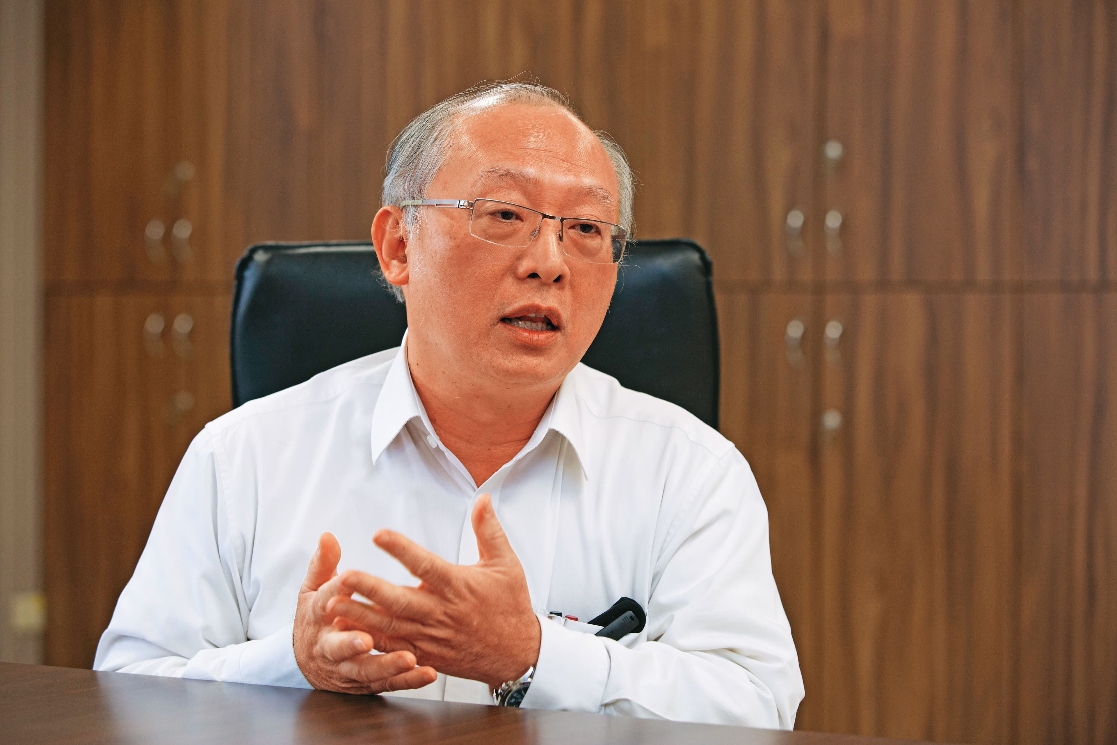 高雄市衛生局去函拔官小港醫院副院長馮明珠不到12小時,又由局長黃志中(圖)署名發函撤回拔官公文。