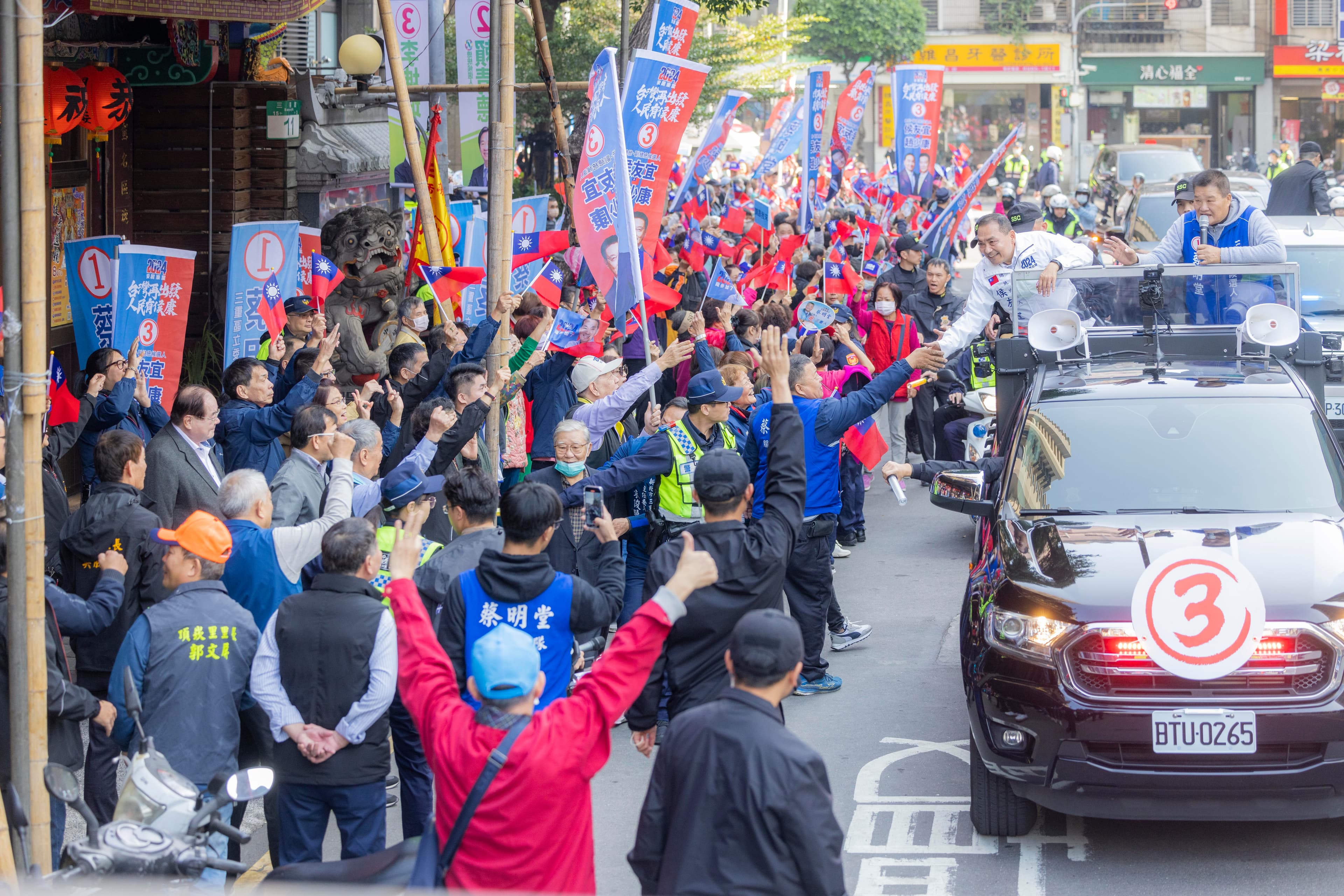 侯友宜今(5日)回到「大本營」新北市掃街拜票。(侯友宜競選辦公室提供)