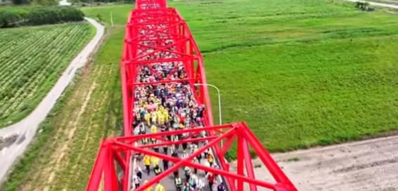 粉紅超跑抵達雲林,香燈腳擠爆西螺大橋。(翻攝自白沙屯媽祖網路電視台)