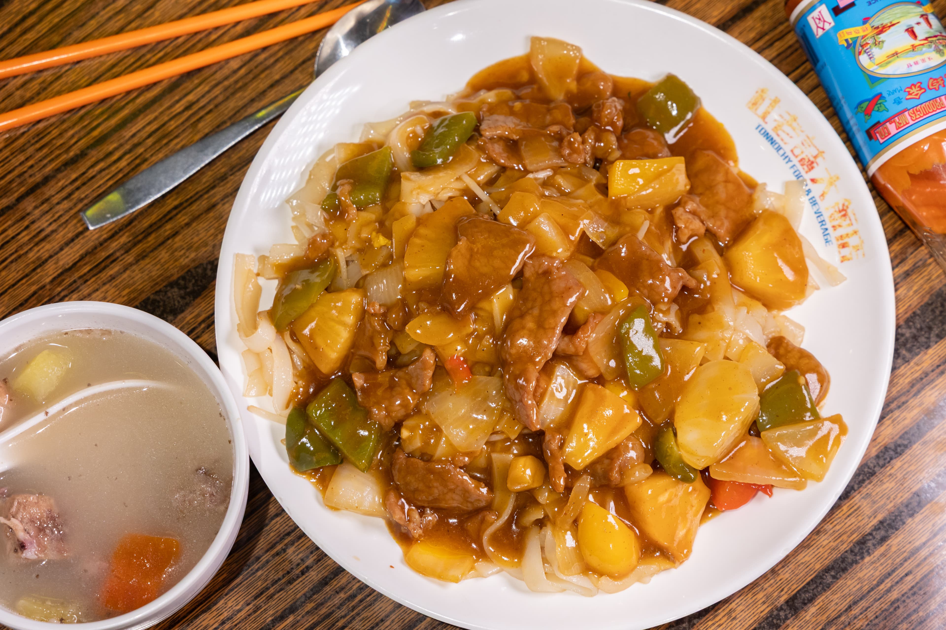 「濕炒沙嗲牛肉河粉」的沙嗲醬原本主要用於烤肉,傳到香港後經常入菜做成香氣十足的炒麵或炒河粉。(港幣64元/份,約NT$241)