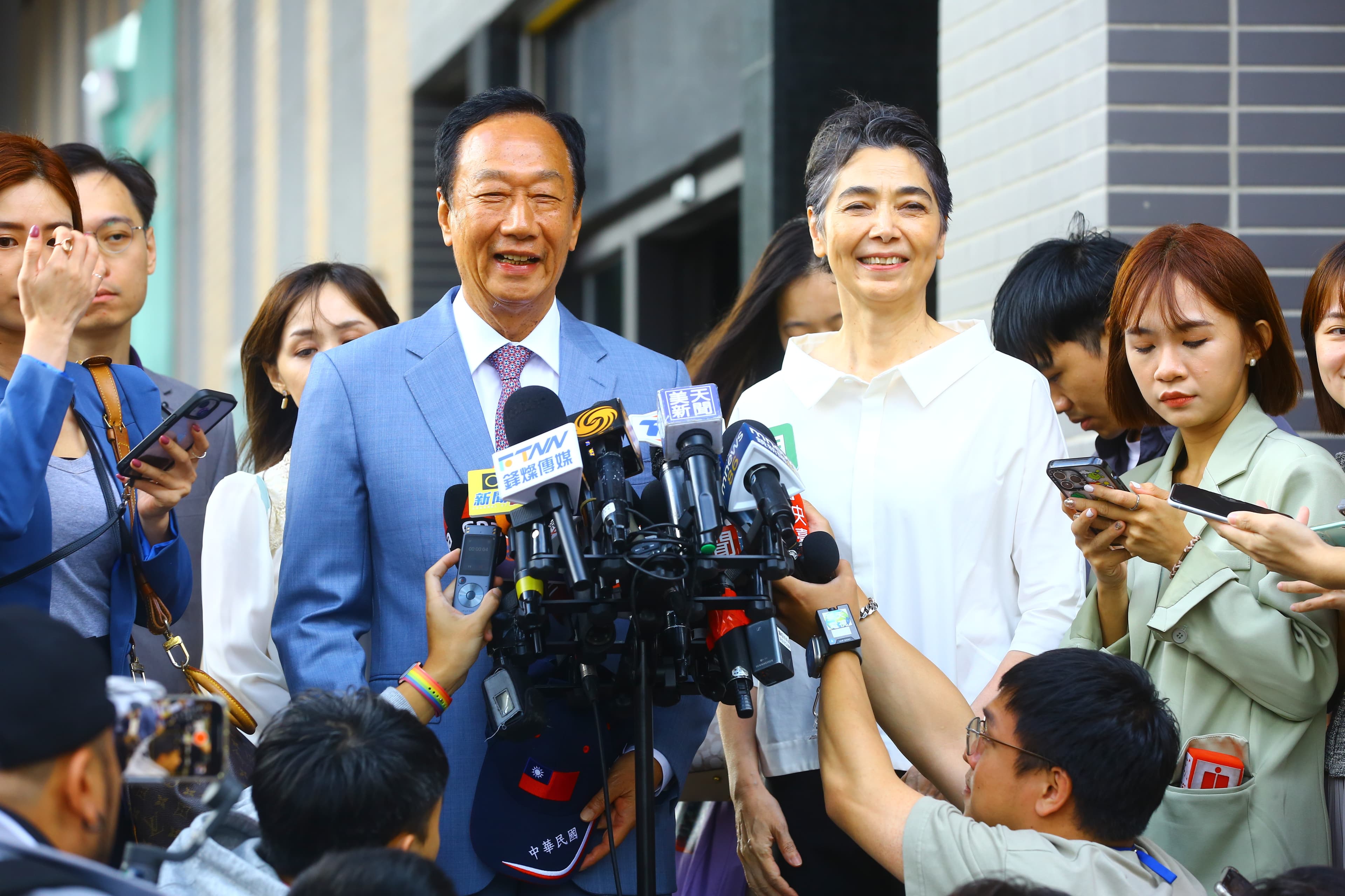 郭台銘(左)、賴佩霞(右)連署站行賄爭議頻傳。(本刊資料照)