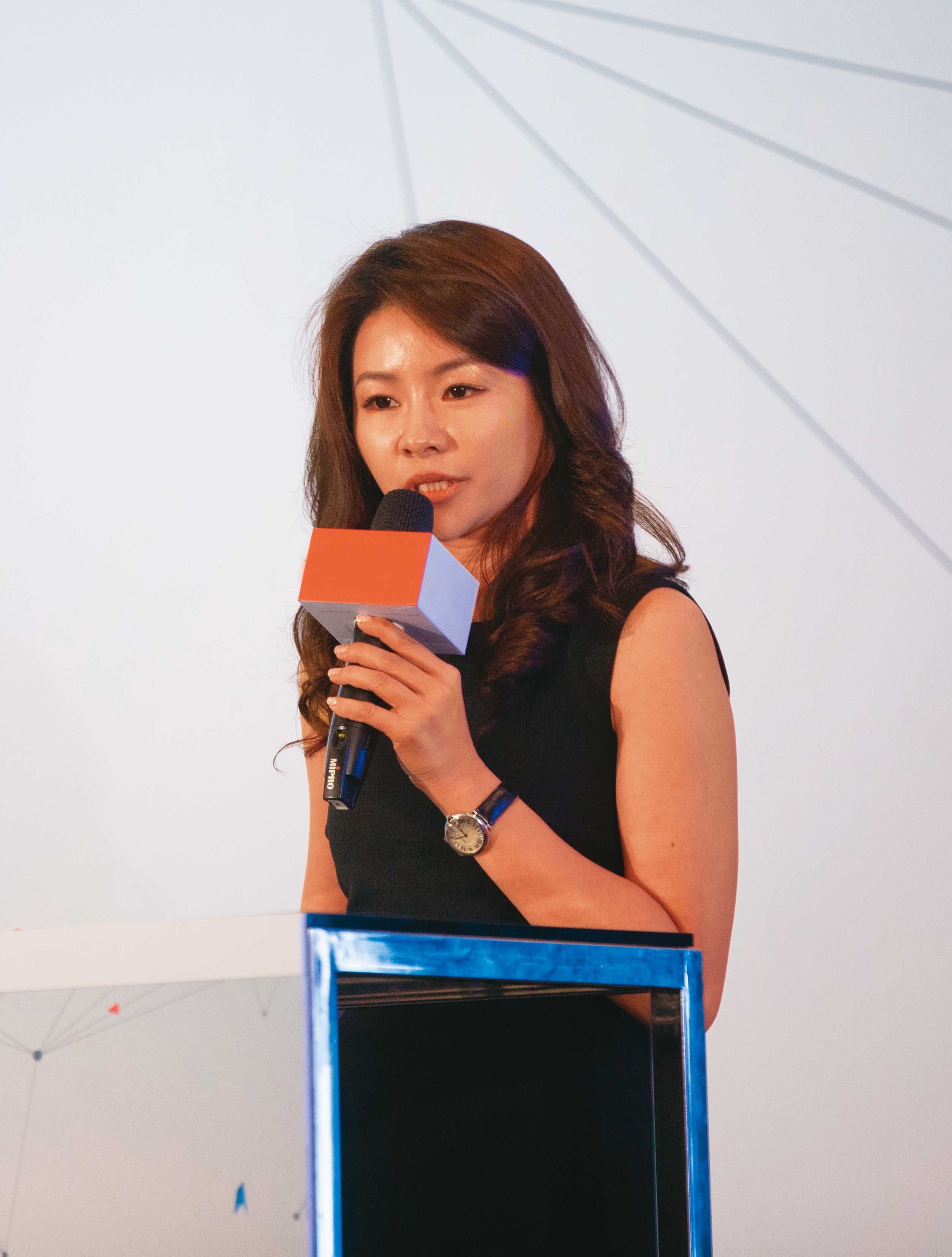 徐培菁曾任電競公司董事長,打扮光鮮亮麗,她被列為被告及交保,震驚電競業。