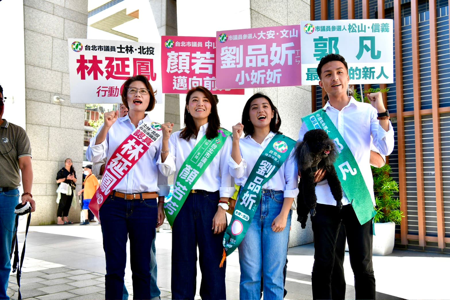 民進黨現任台北市議員林延鳳(左起)、顏若芳帶新人劉品妡、郭凡完成登記。(鏡報李智為)