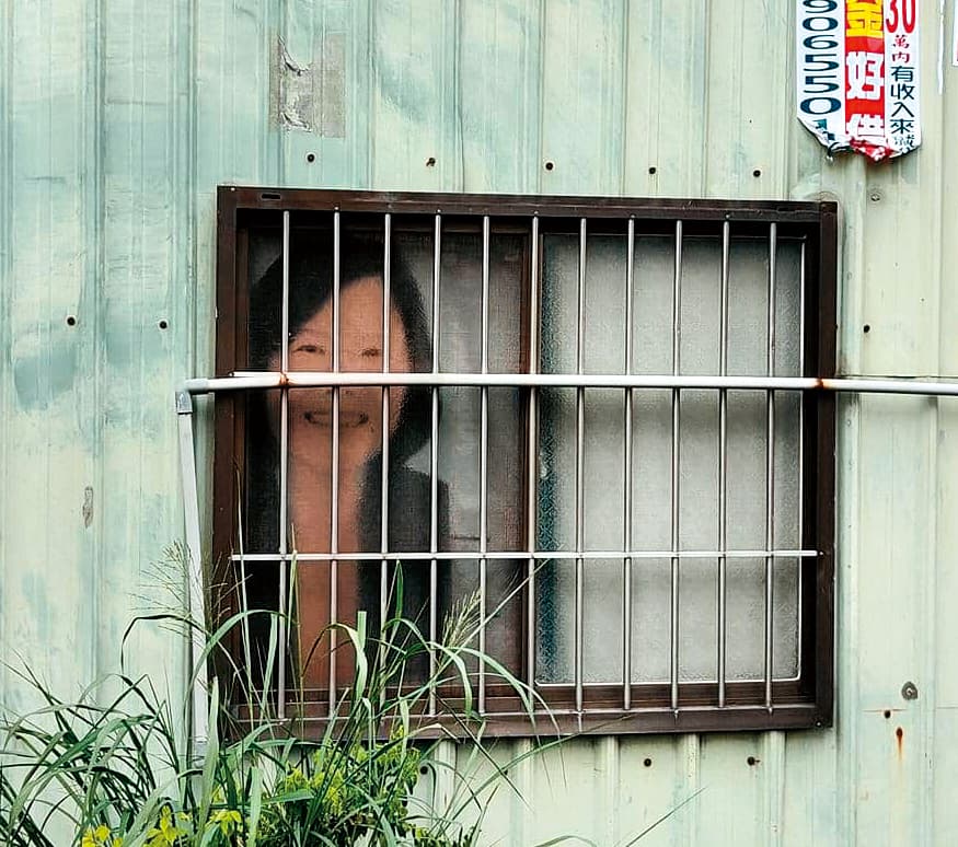 這…(揉眼睛)…莫非是傳說中的蔡陰魂?(抖)(翻攝自路上觀察學院臉書)