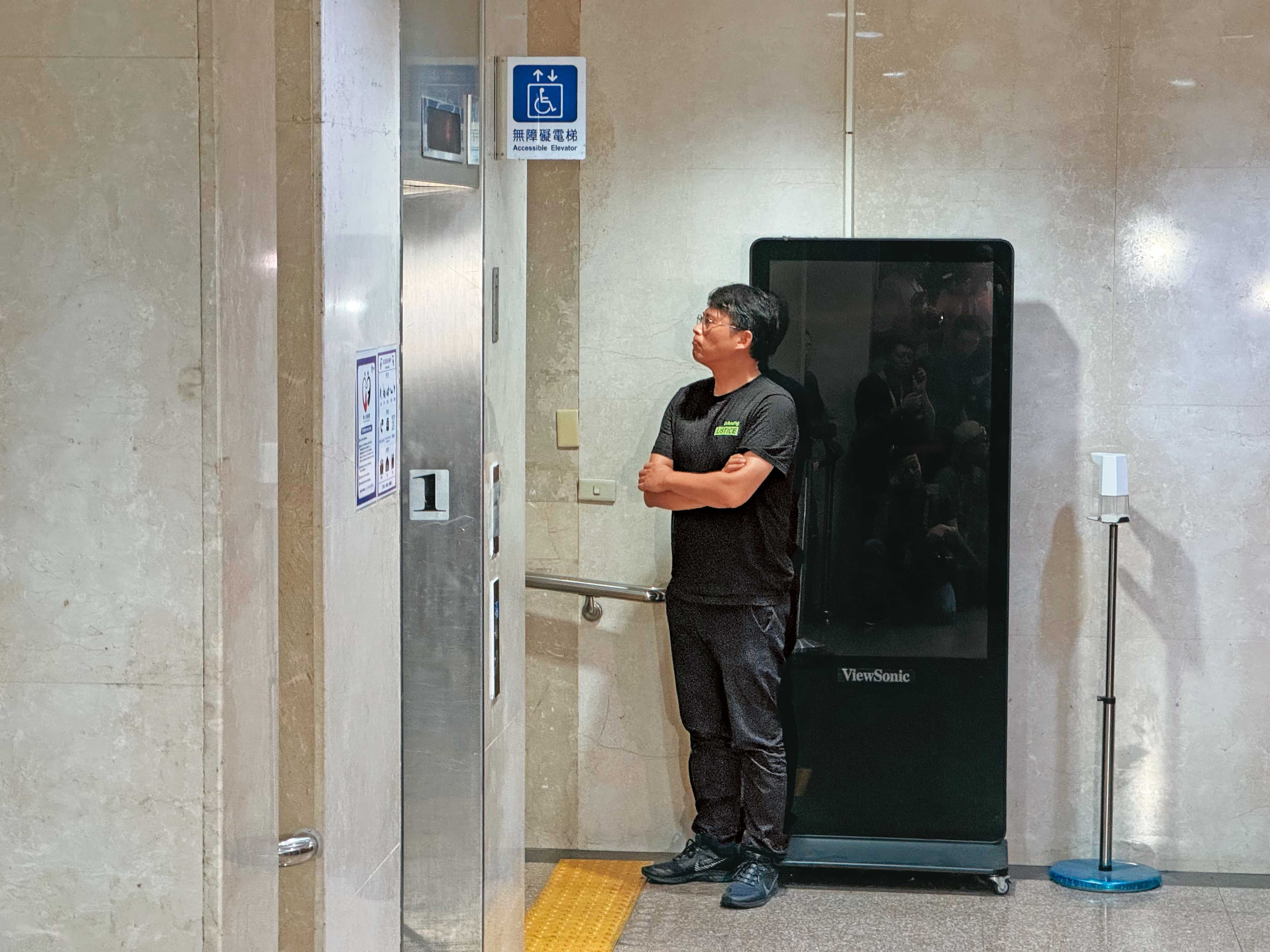 黃國昌在柯文哲遭聲押時以「尊柯」之姿赴地檢署等候,柯遭收押2週後,即指定他接黨主席。