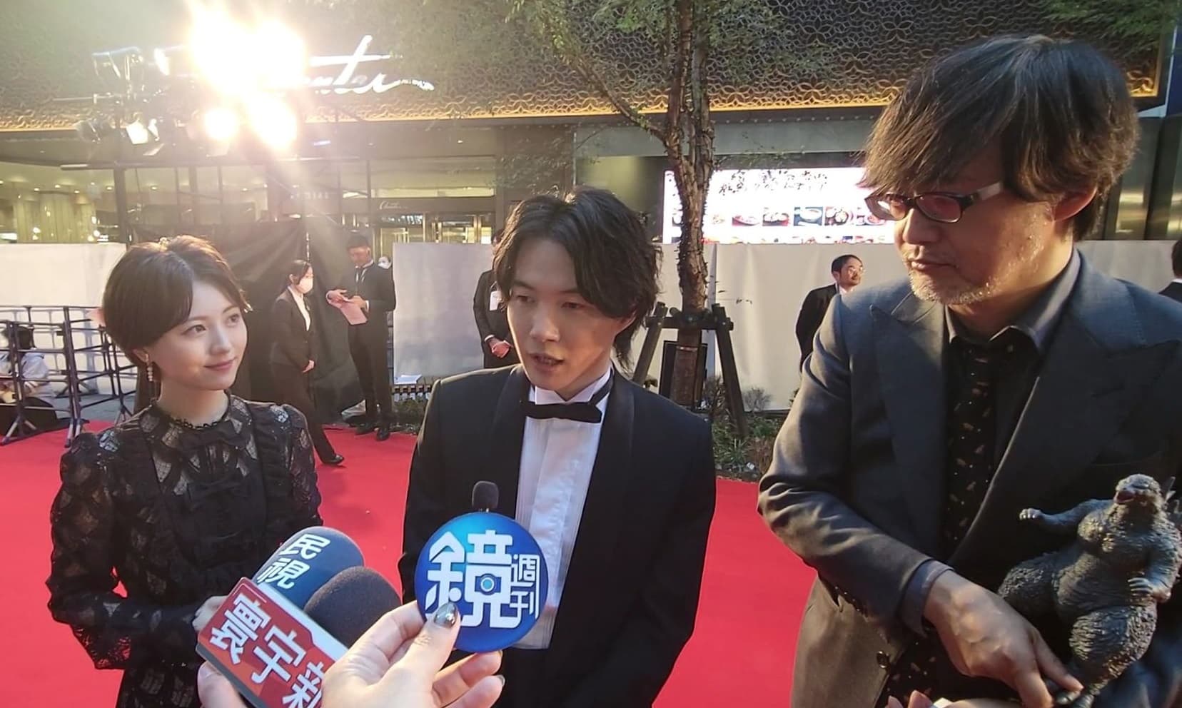 導演山崎貴（右）手抱哥吉拉登紅毯，神木隆之介（中）與濱邊美波都希望有機會能造訪台灣。