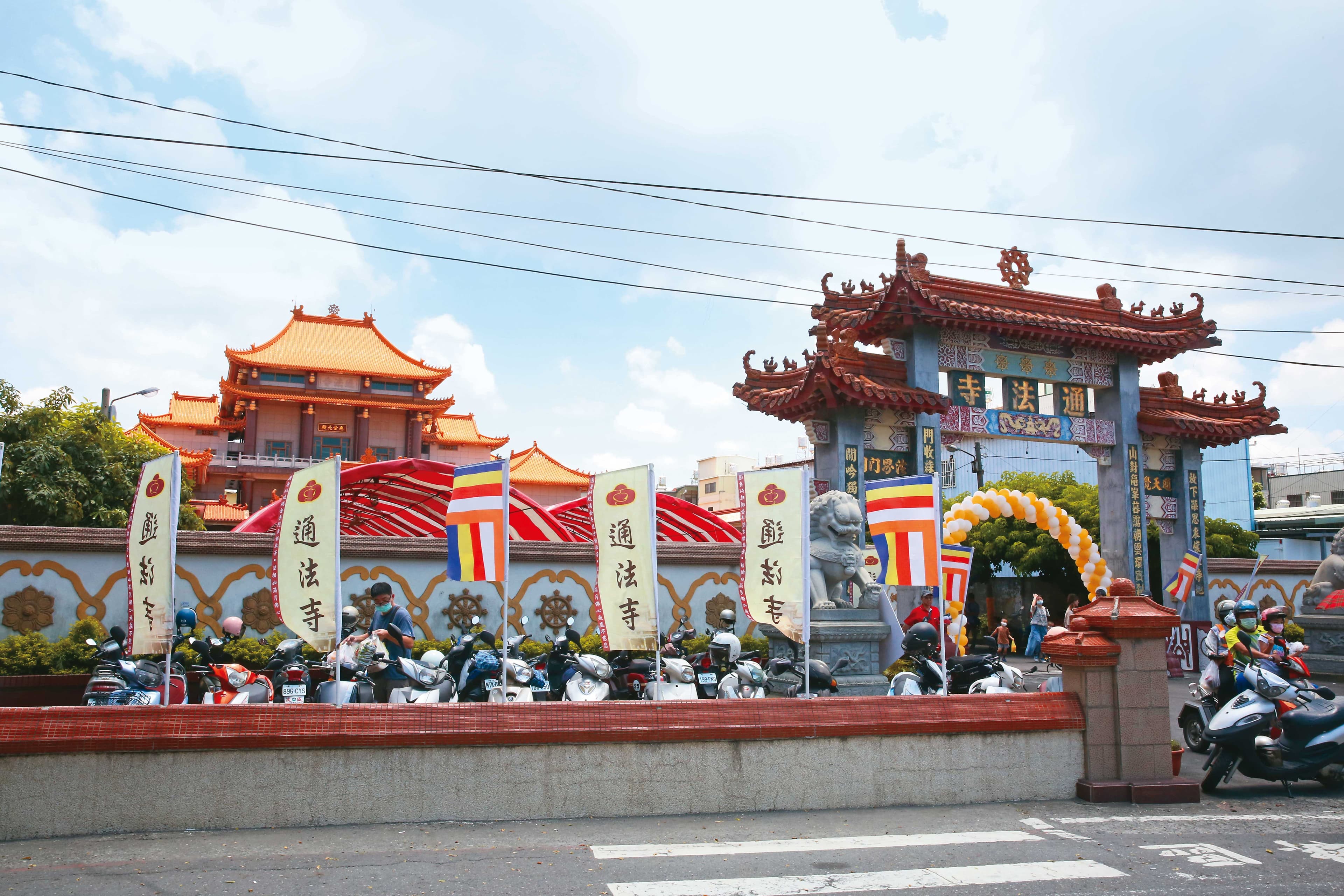 通法寺(圖)內藏一間女性專用套房,不但抽屜內有女性內衣褲,還發現印有林岱樺字樣的物品。