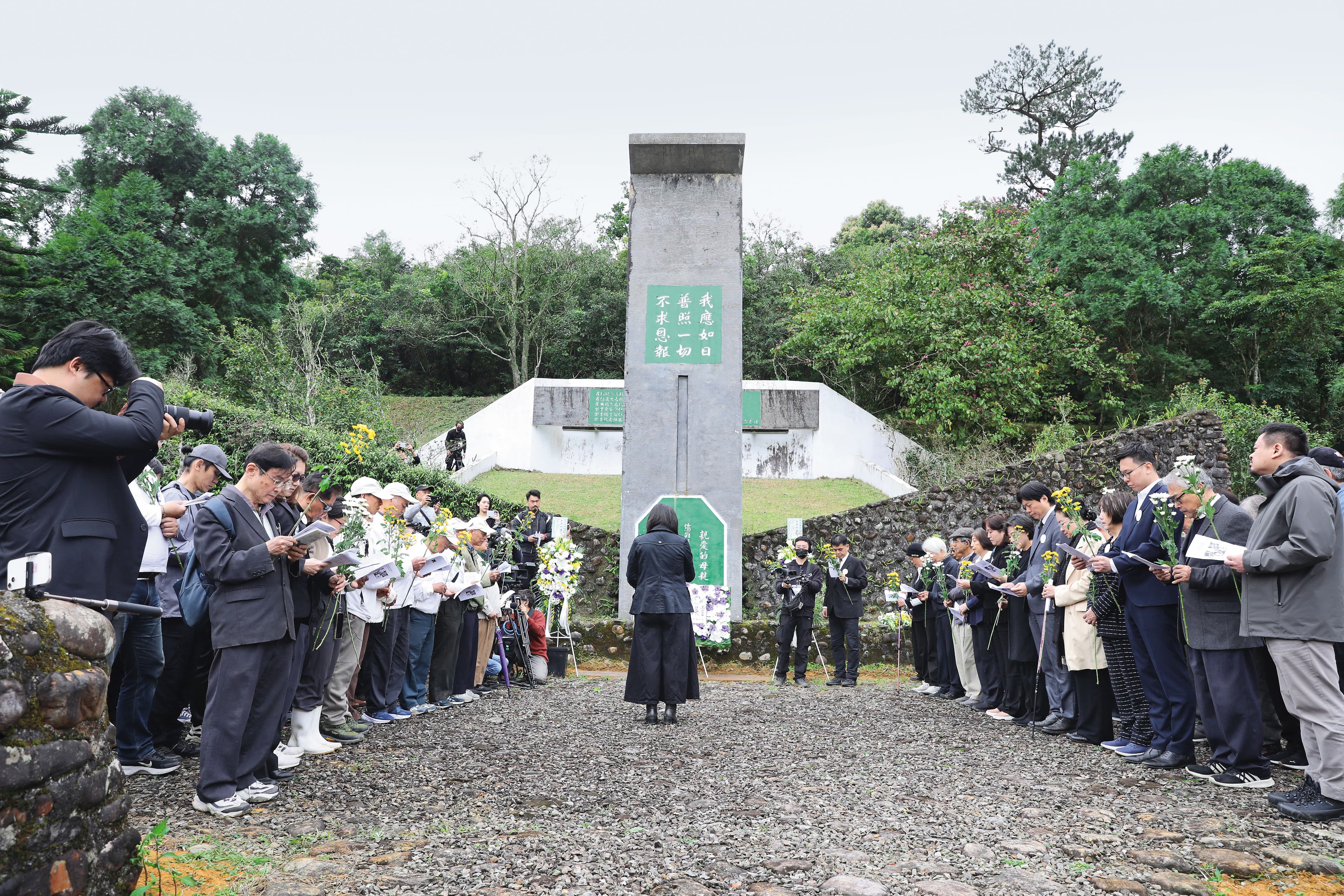 《世紀血案》引發爭議,該劇演員李千娜日前表示將把片酬捐予慈林基金會,以表歉意,慈林2月28日以新聞稿表示,婉拒李的捐款。圖為林宅血案46年,慈林基金會在宜蘭林家墓園舉行追思會。(蘇立坤攝)