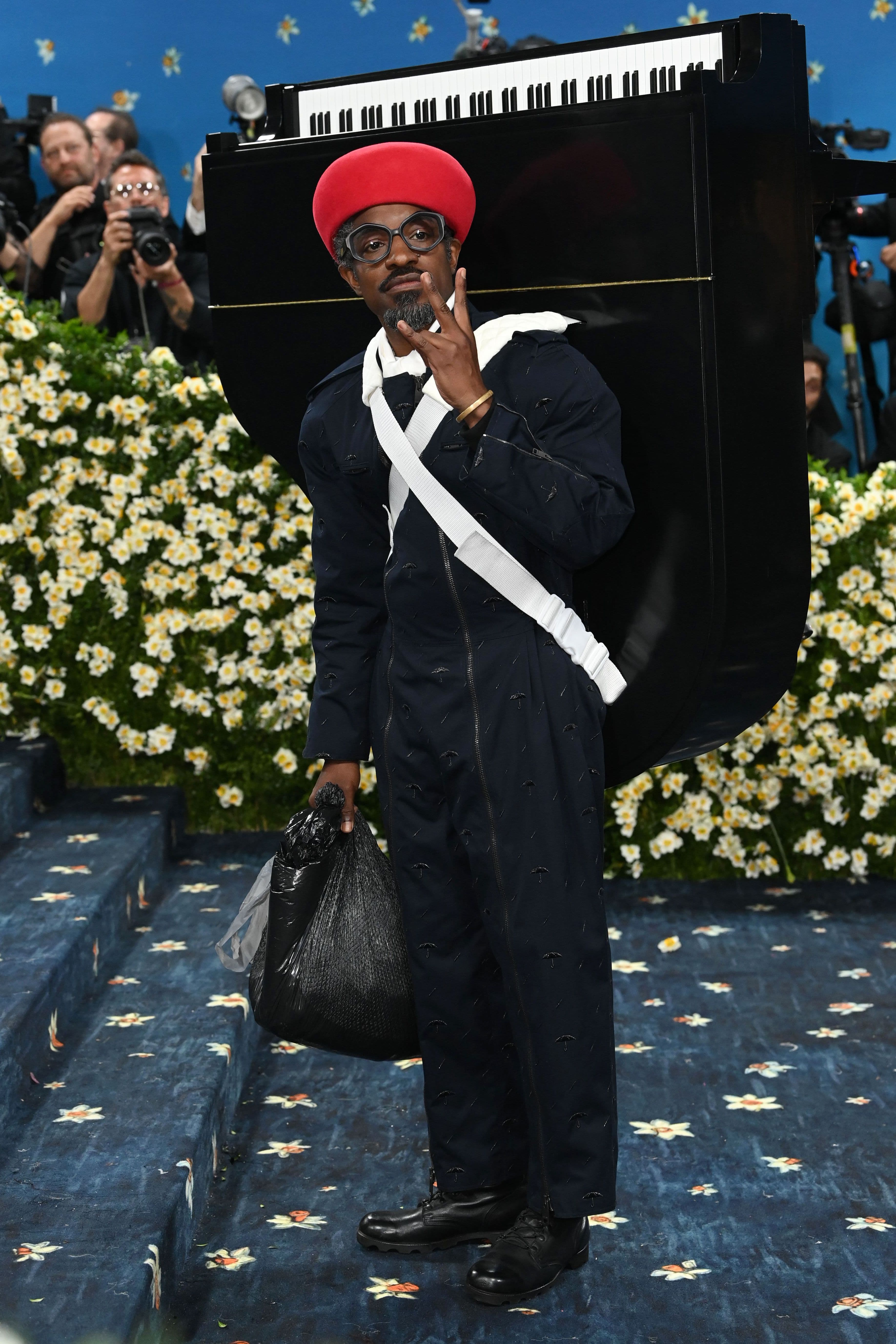 首先是「流浪者合唱團」的成員André 3000,穿上一架鋼琴,當然這是特製的假鋼琴道具,約13公斤。(東方IC)
