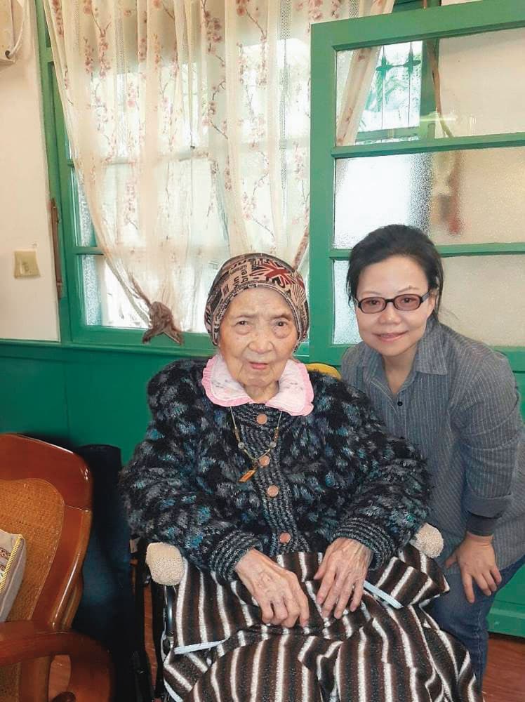 賴碧珍與外婆在屋內的合照。上圖右方即是賴家老屋。(賴碧珍提供)