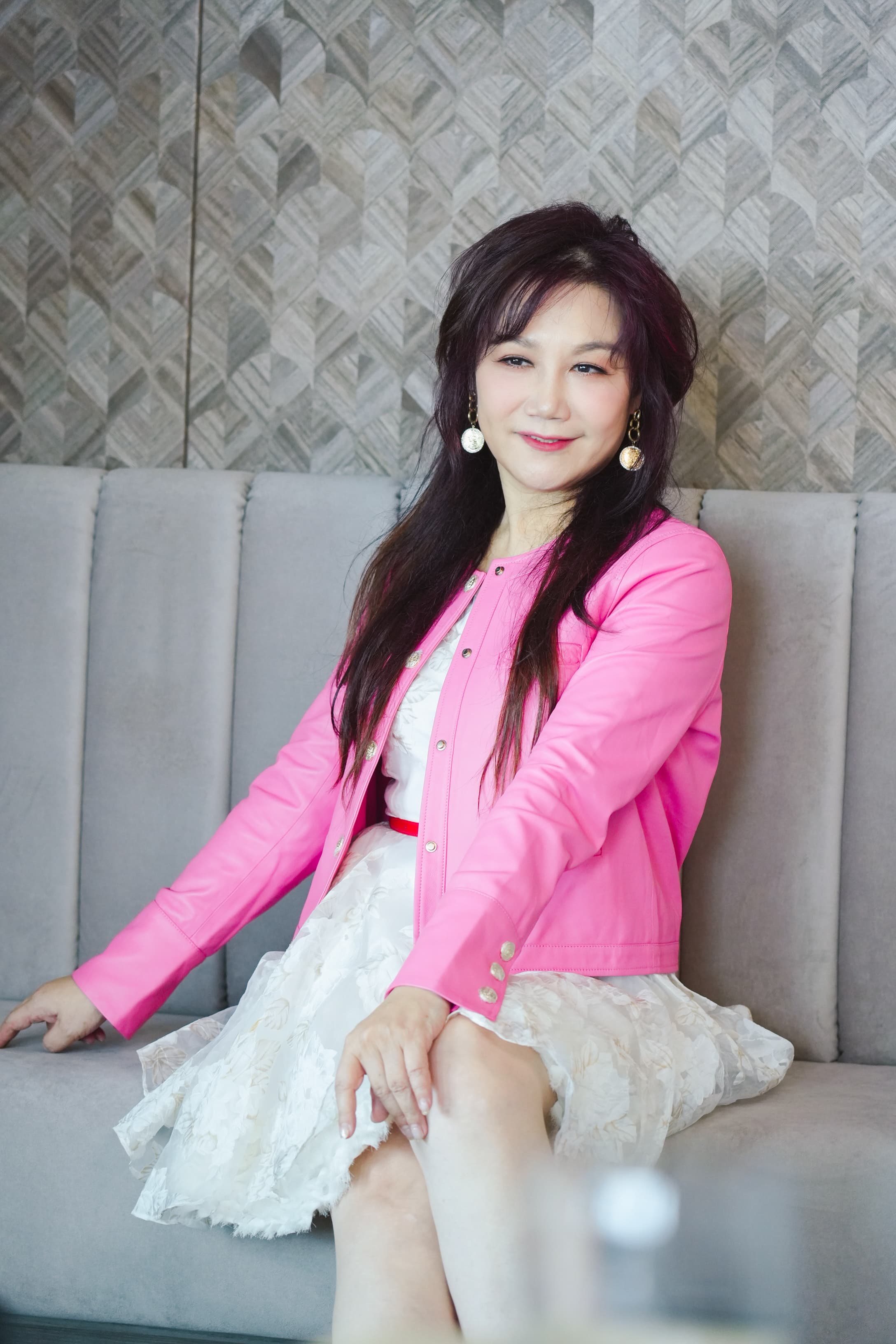 玟靈坦言感情被工作耽誤了。