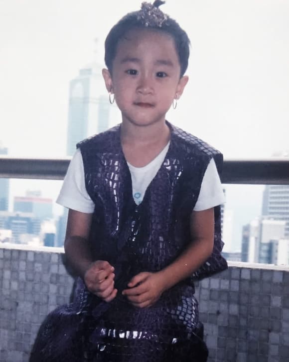 妮妃雅還沒誔生前,曹里歐就曾扮過裝。圖為在香港時,保母燙完衣服問他不要穿看看?他穿上後,還綁頭髮戴耳環,他說:「就好玩。」(曹里歐提供)