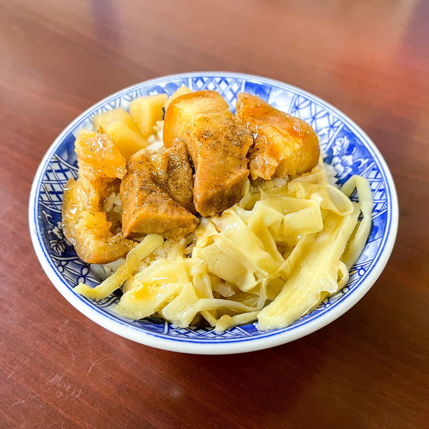 「良佳豬腳」的豬腳飯一直深受在地老饕歡迎。豬腳以帶有胡椒辛香的中藥材滷製,呈現迷人的琥珀色,整體風味清爽。(Michelin提供)