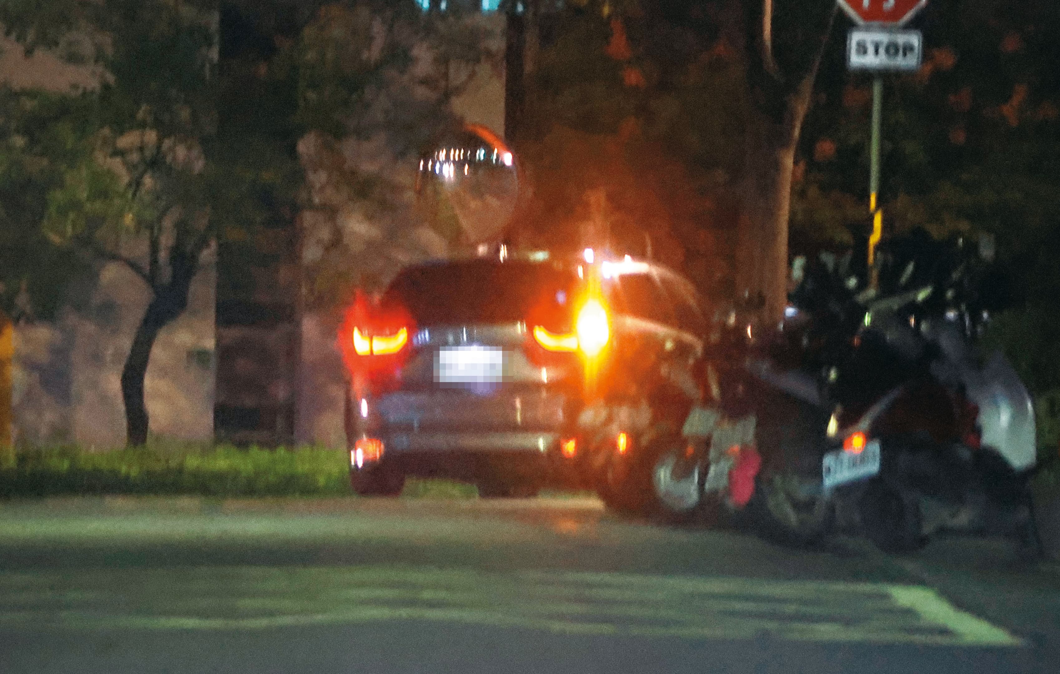 10/24,20:15,夜晚時分,郭方儒的車回到他與邱偲琹一起出現的住處。
