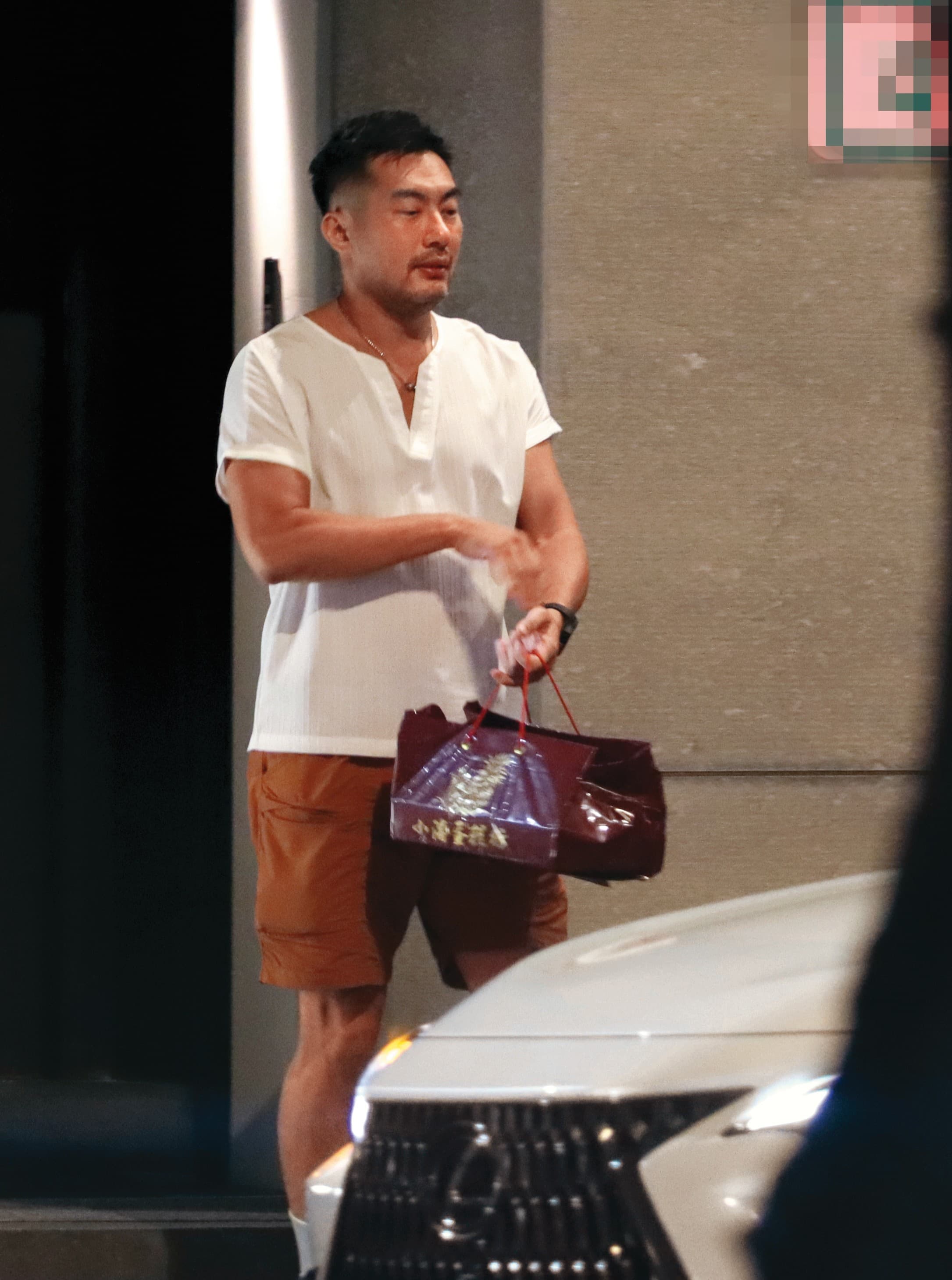 聚餐後,邱隆杰先讓友人們上了計程車,自己押後。