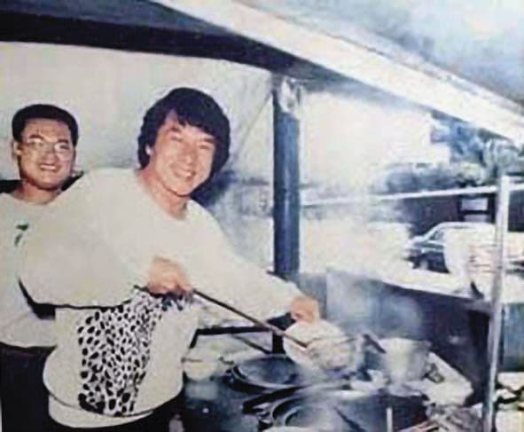 1990年代「高雄五福扁食」經常冠蓋雲集,除了大官商賈,也是港星的最愛。成龍只要訪台,幾乎都來報到。(林進泰提供)