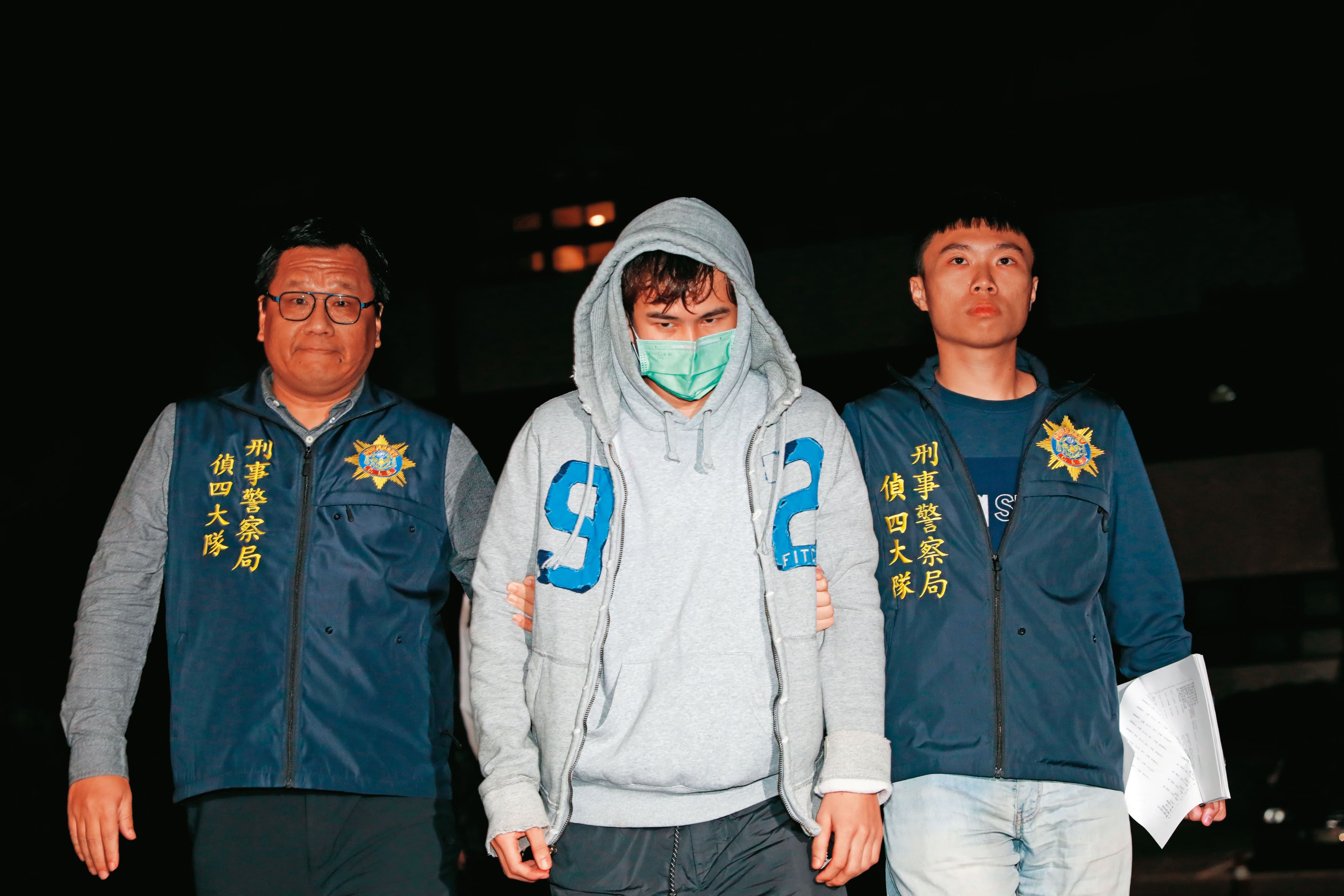 柯旻豪(中)遭球員供出是簽賭打假球的主謀,被以違反《運彩條例》等罪羈押禁見。