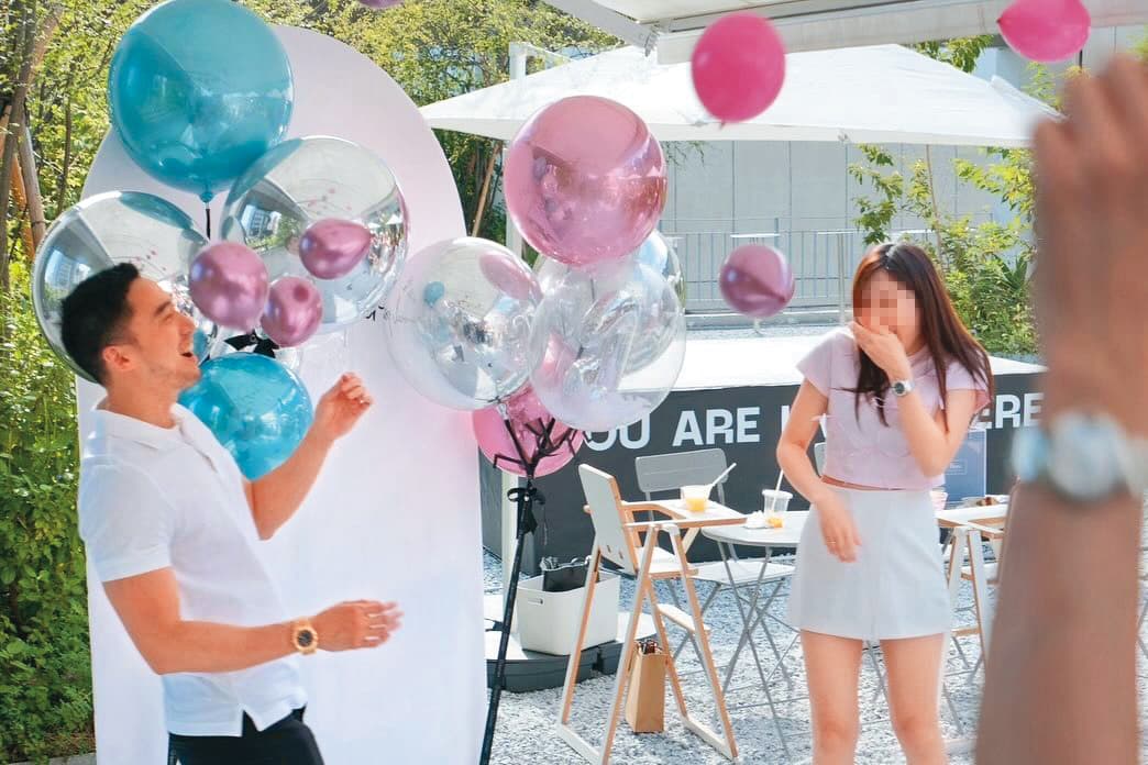 去年5月，賴弘國（左）才舉辦派對，揭曉老婆Alice（右）第二胎懷了女兒。（翻攝自賴弘國IG）