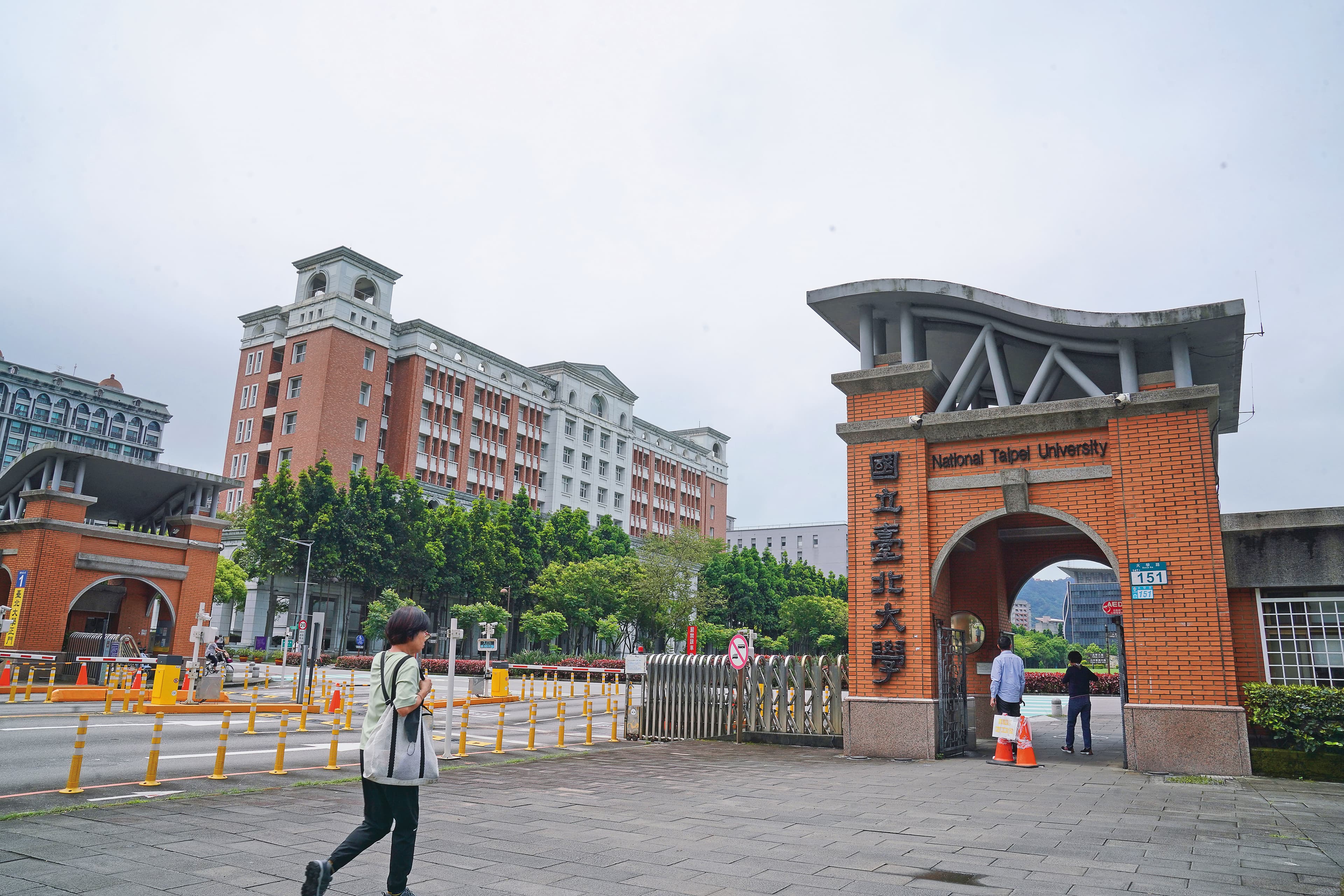 林靖在台北大學開設金融課程,吸引不少學生聆聽。