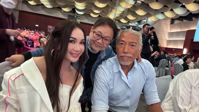 溫碧霞(左起)、汪曼玲、「烏鴉」張耀揚在壽宴上合照。(翻攝汪曼玲微博)
