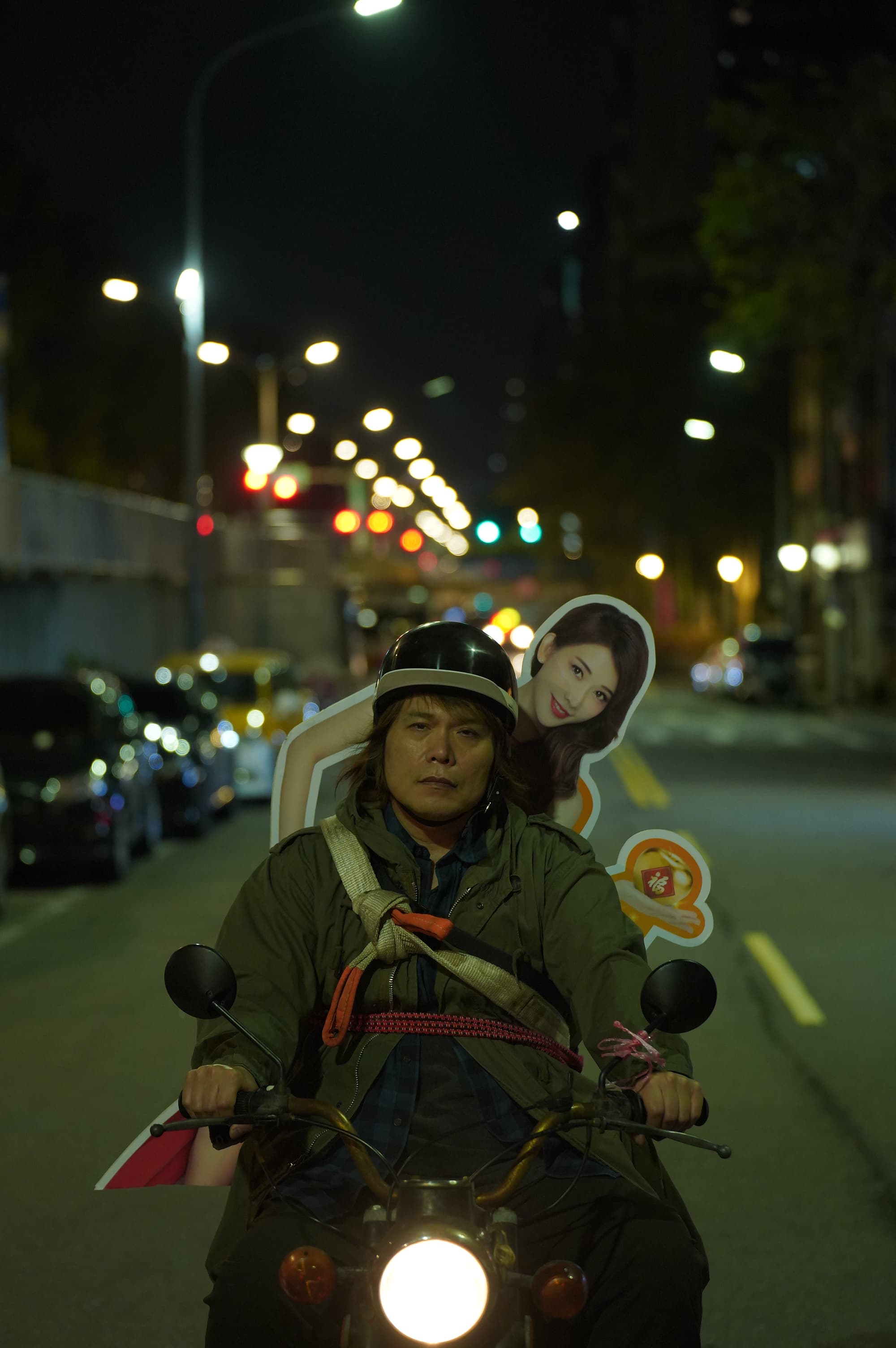 片中伍佰騎檔車載著林志玲的人形立牌，算是2人繼外送平台廣告後的另類同框。（華映提供）