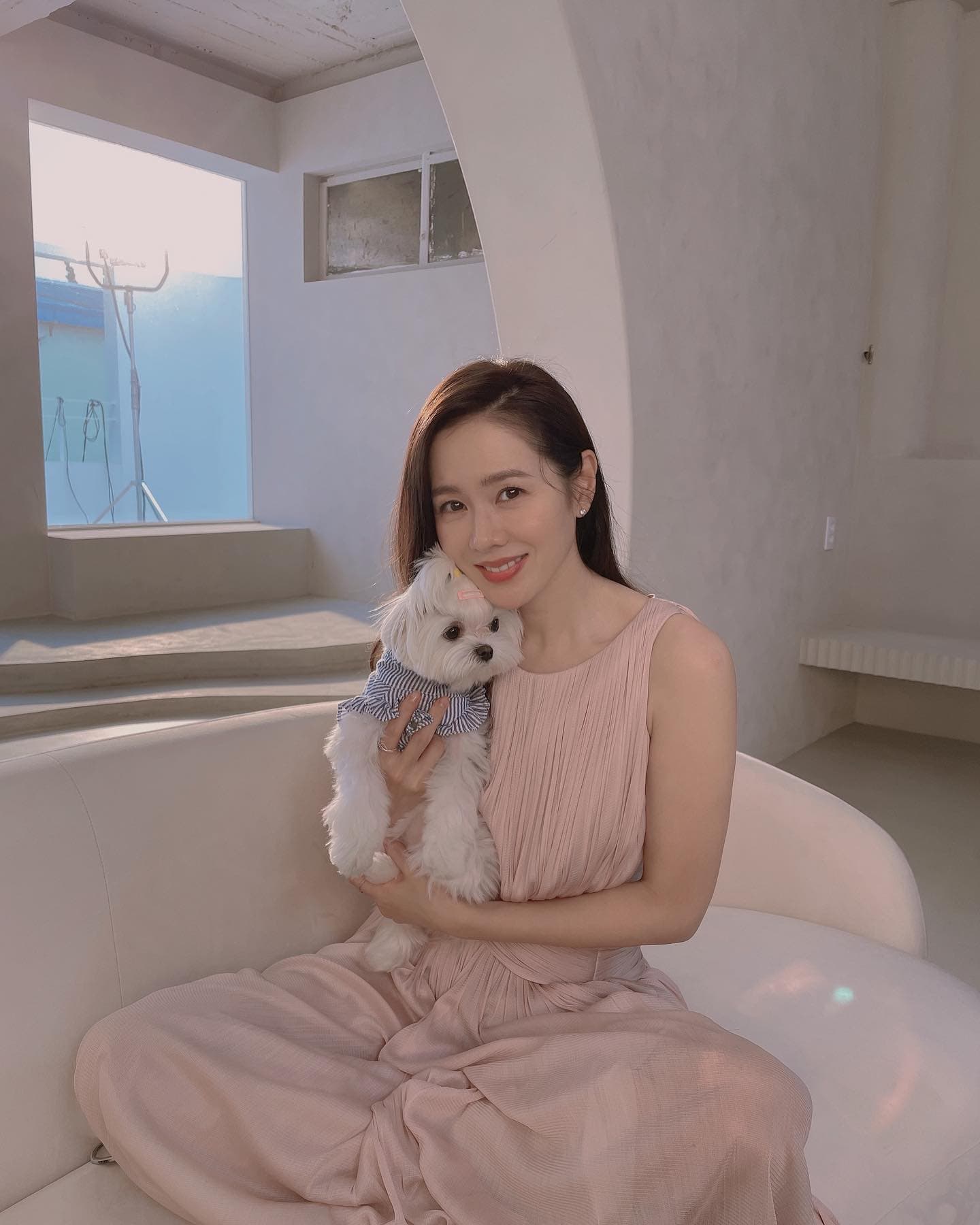 韓星孫藝真與玄彬的婚禮上,愛犬Kitty全程見證。(翻攝自孫藝珍IG)