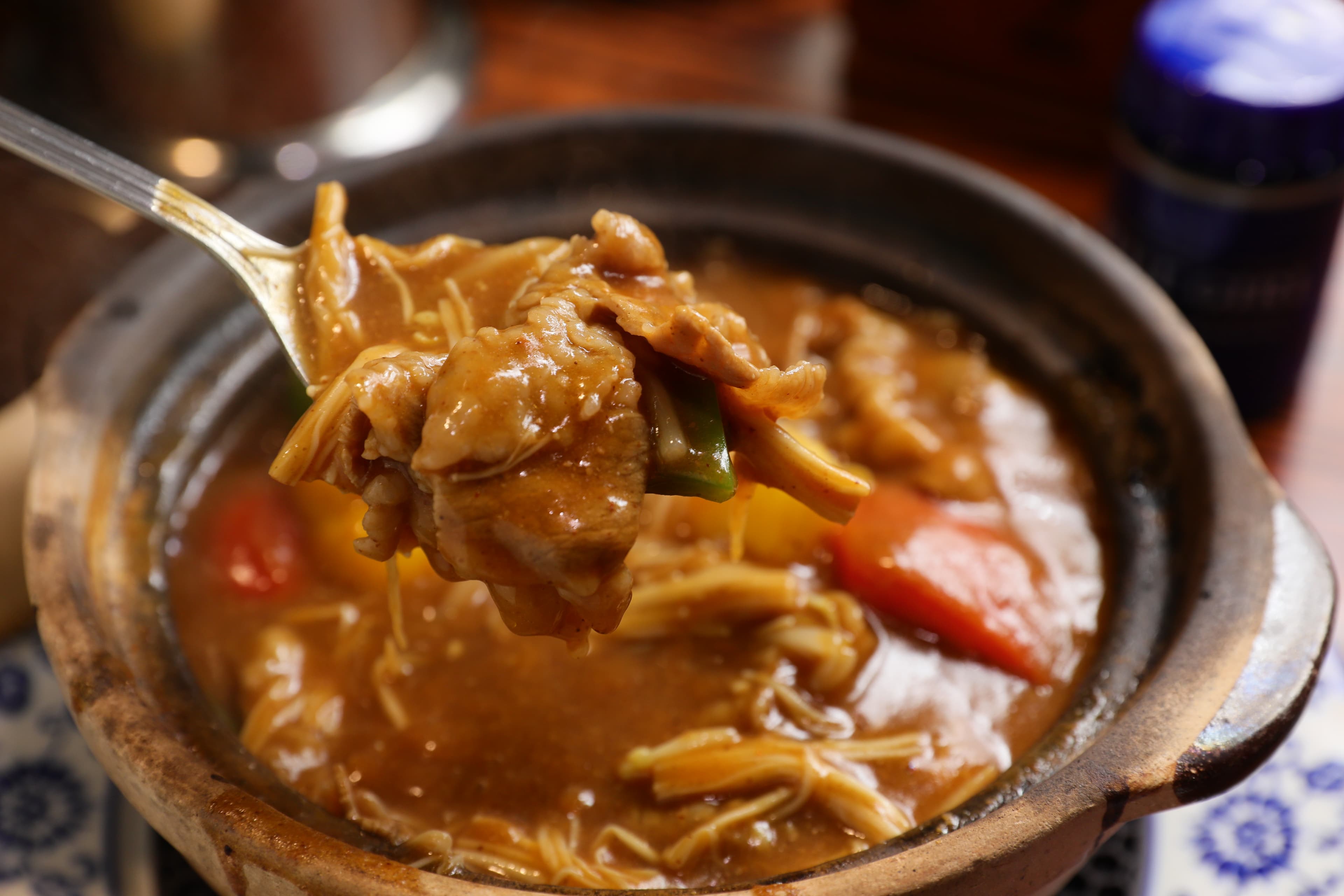 口味偏重的「金菇沙茶肥牛煲」,一定得點白飯來配。(港幣138元/份)