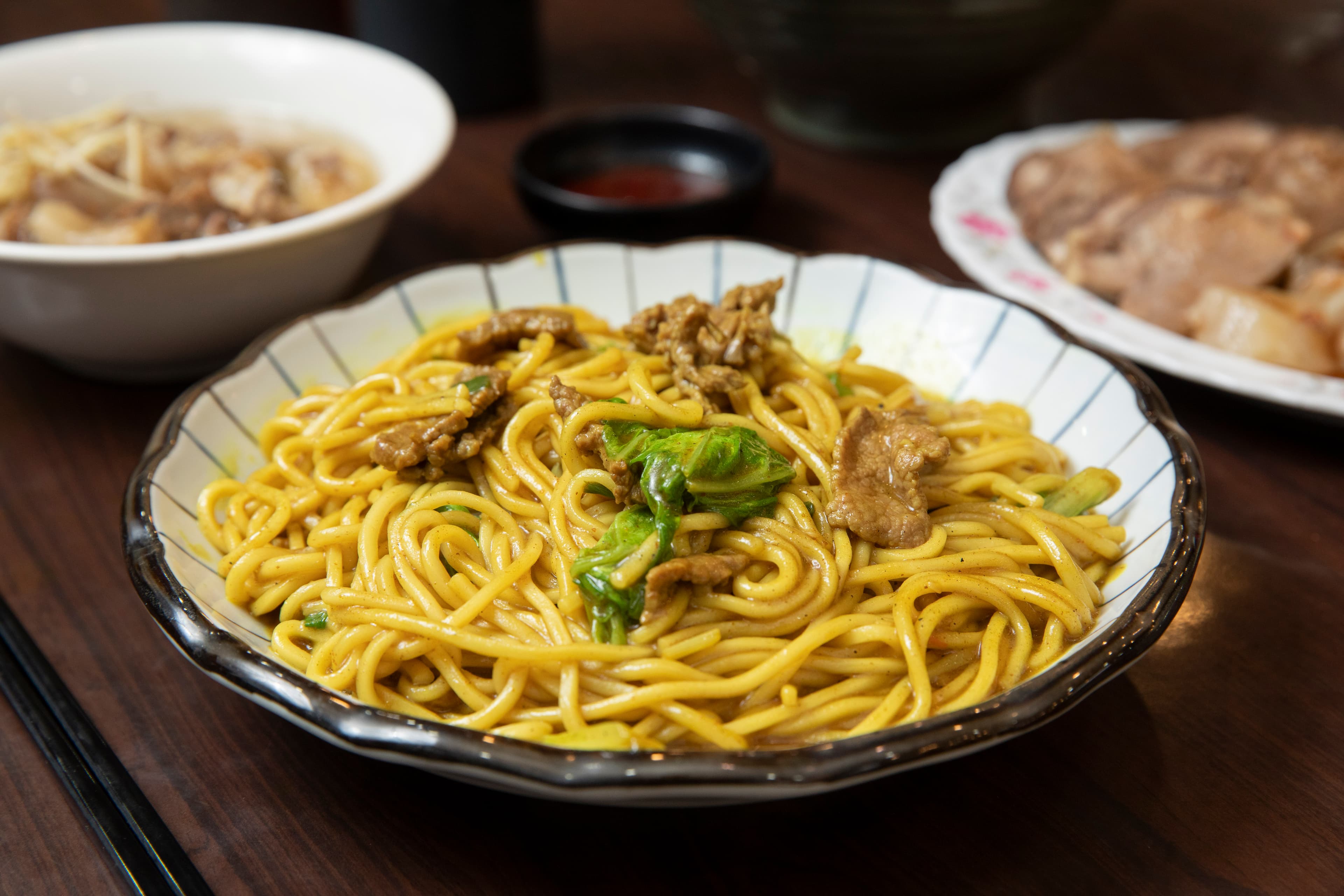 金春發總店的咖哩牛肉炒麵,是來客必點的招牌菜。(220元/份)