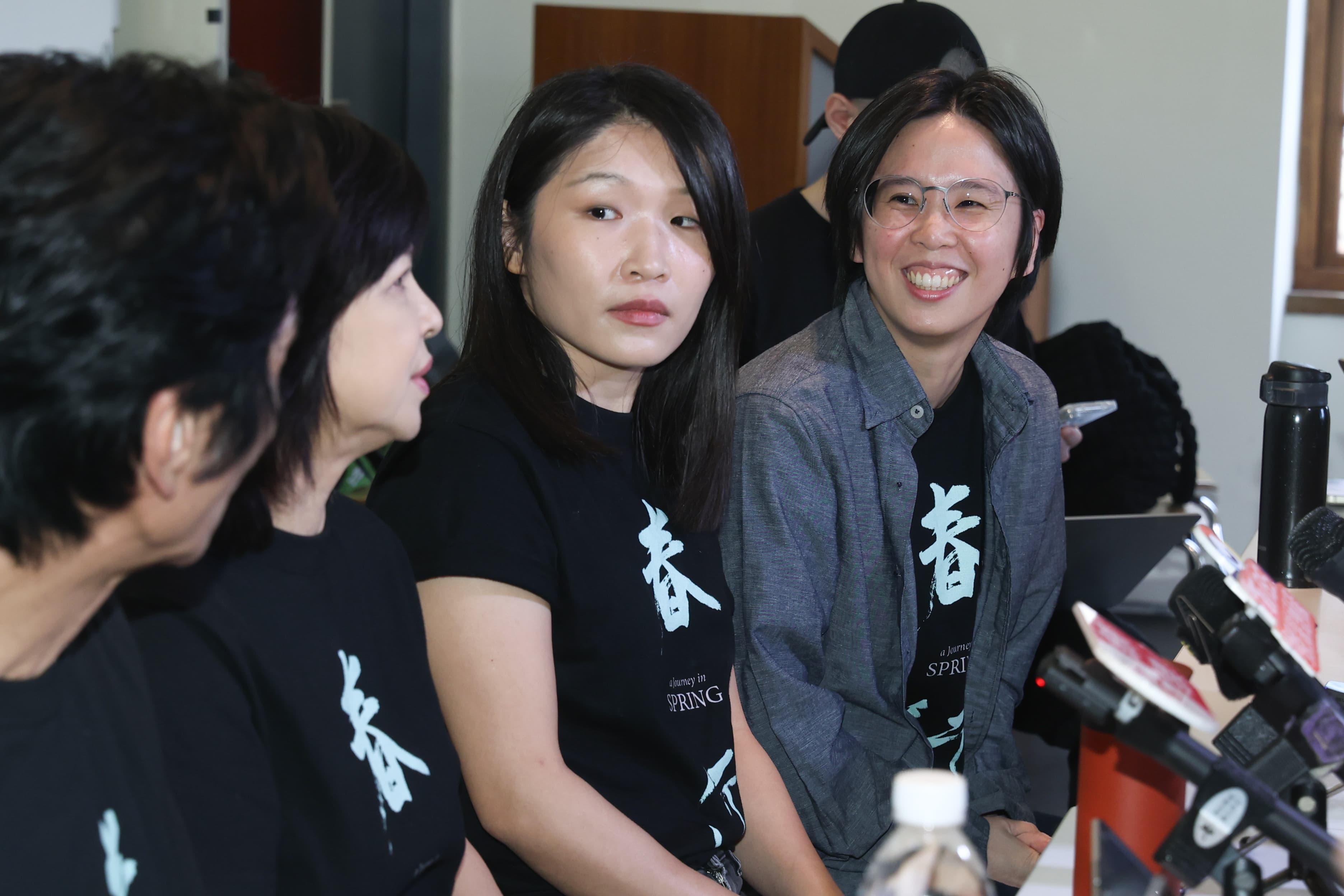 《春行》雙導演彭紫惠(右2)、王品文(右1)被喜翔預言「一定會得金馬新導演獎」。