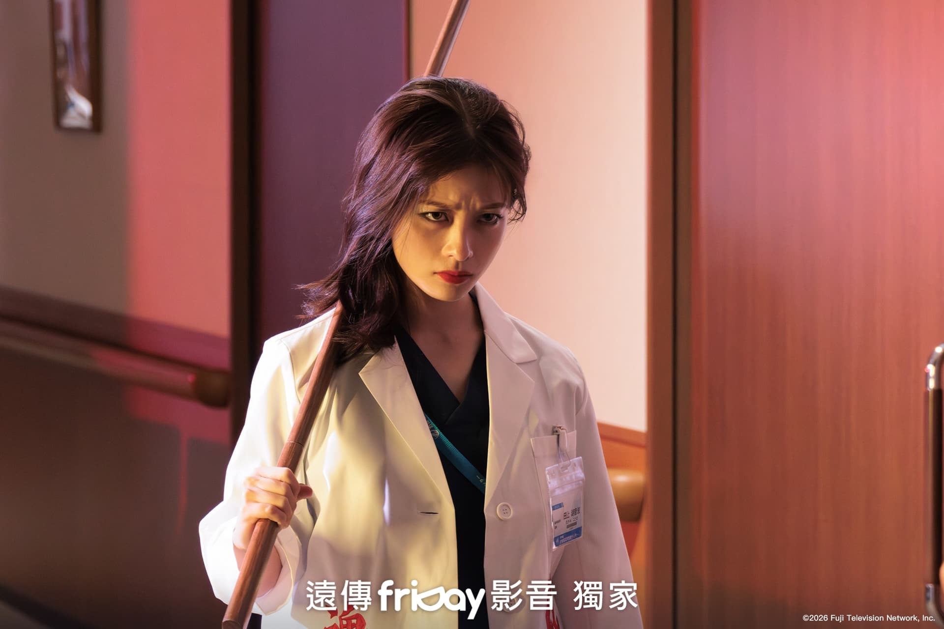 千年一遇橋本環奈飾演不良少女轉職成腦神經外科醫師的《不良醫!》也已經上架。(friDay影音提供)