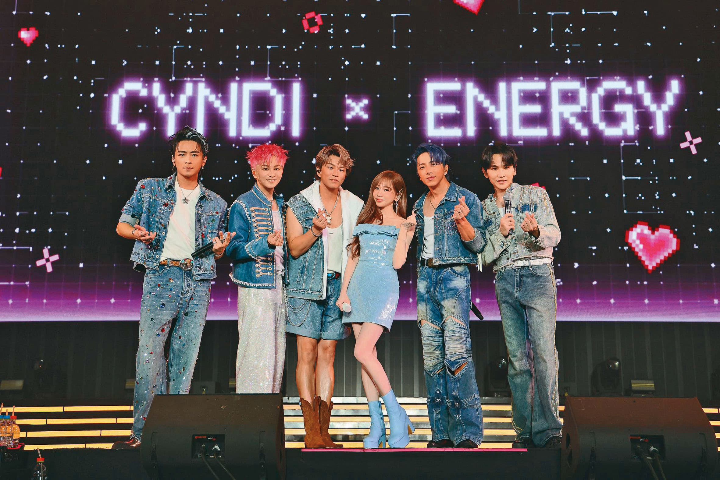 Energy「ALL IN全面進擊」演唱會日前一連兩天在高雄巨蛋舉辦,邀來甜心教主王心凌(右三)助陣並合唱〈愛你〉。 (翻攝自Energy臉書)