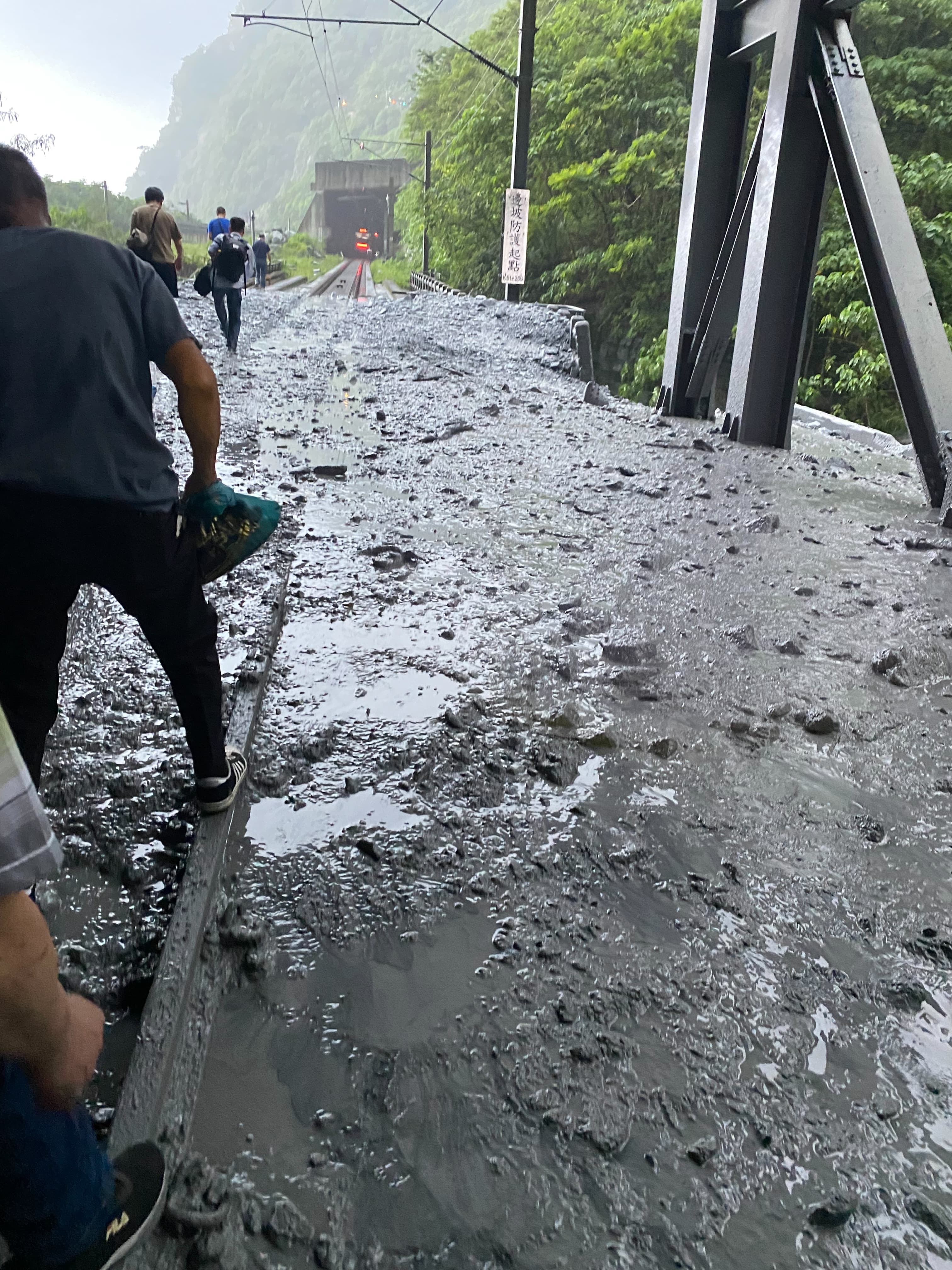 台鐵229次自強號列車今天下午發生出軌事故,造成司機骨折、6名旅客輕傷,大批旅客只能在泥濘中狼狽脫困。(翻攝自記者爆料網)