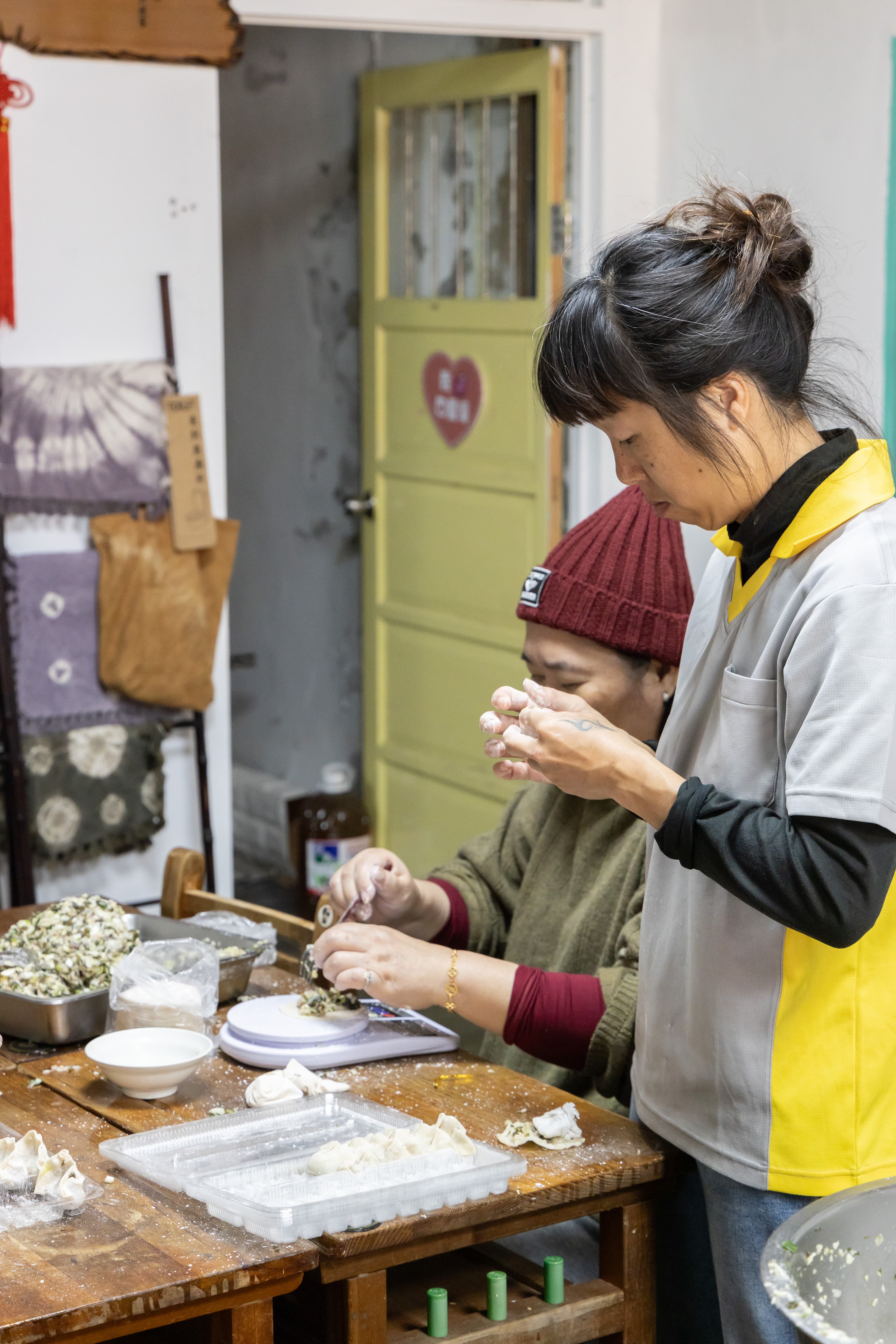 在地媽媽們親手包製的手工水餃與手作便當，不僅遊客喜歡，當地人也會來買午餐。