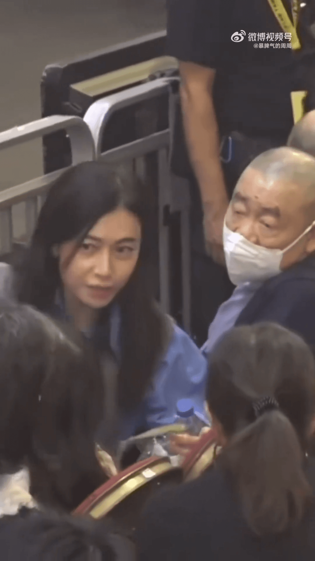 甘比(左)陪大劉(右)現身紅館,夫妻倆一起看演唱會。(翻攝微博)