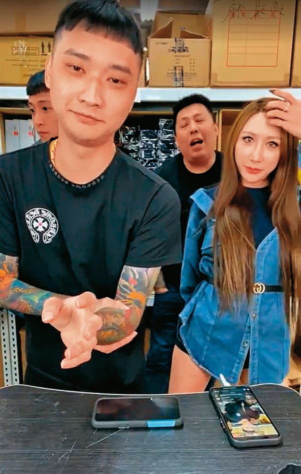 先前胡凱彬(左)還邀請罔腰(右)上直播一起販售產品。(翻攝胡凱彬直播)