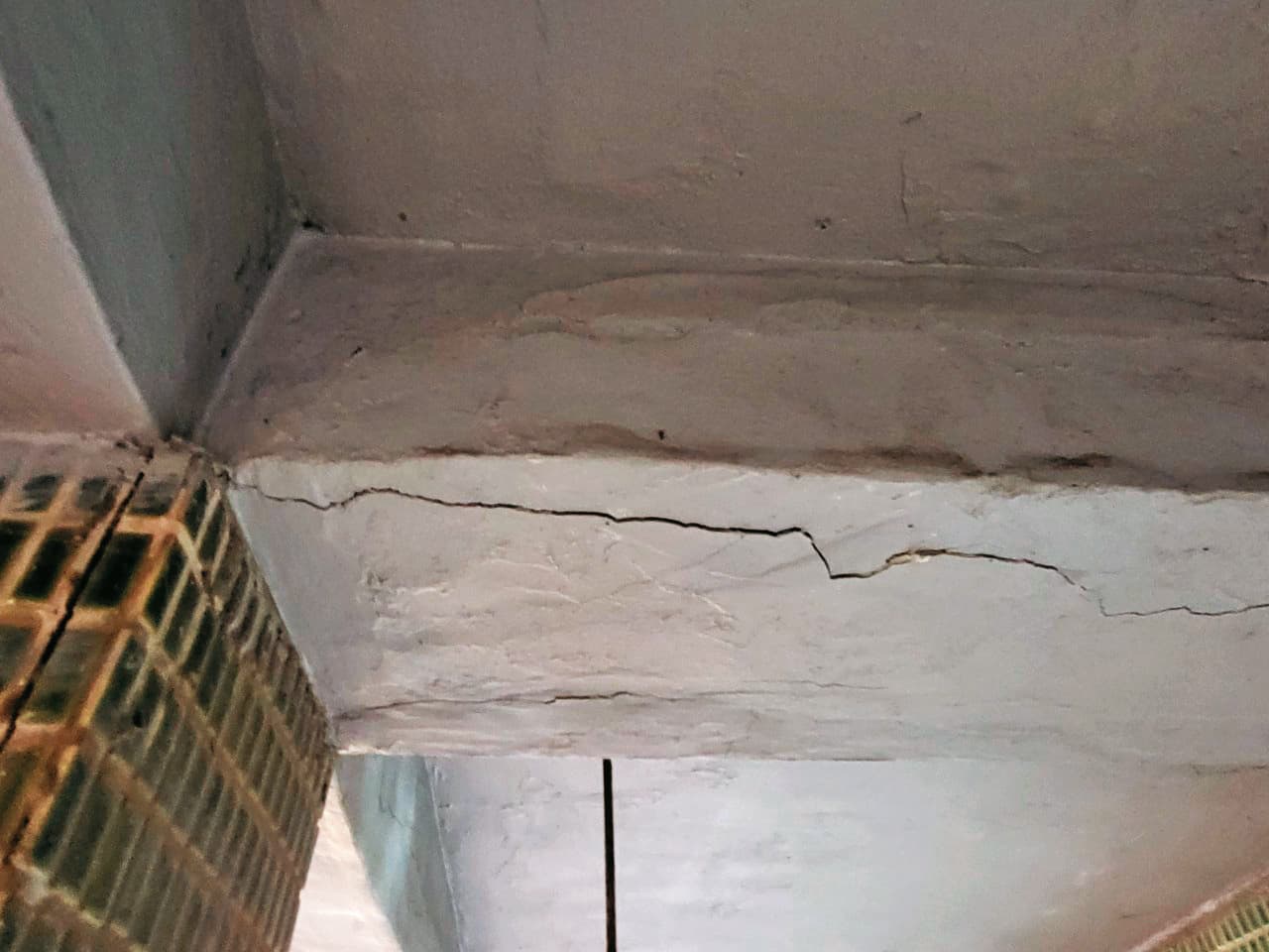 大同大學1956年創立,校舍未翻新重建,建物橫梁出現明顯裂痕。
