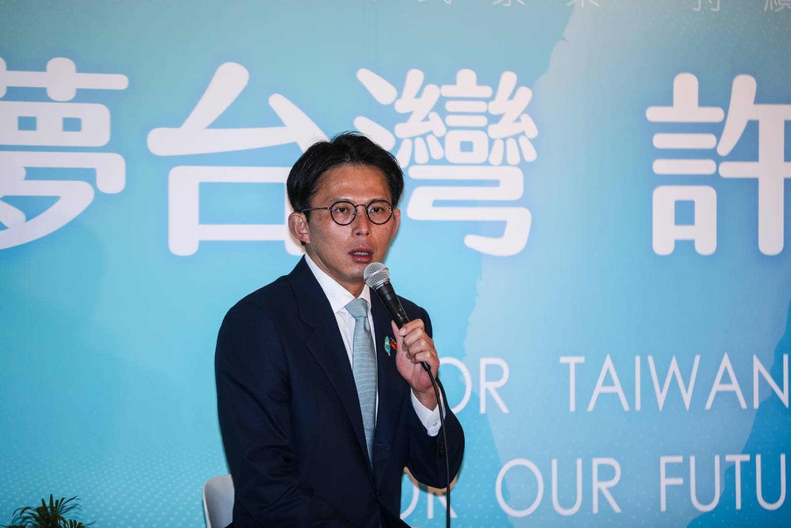 黃國昌稱藍白合作要解決台灣的問題,批民進黨政府帶頭撕裂社會。(鏡報鄒保祥)