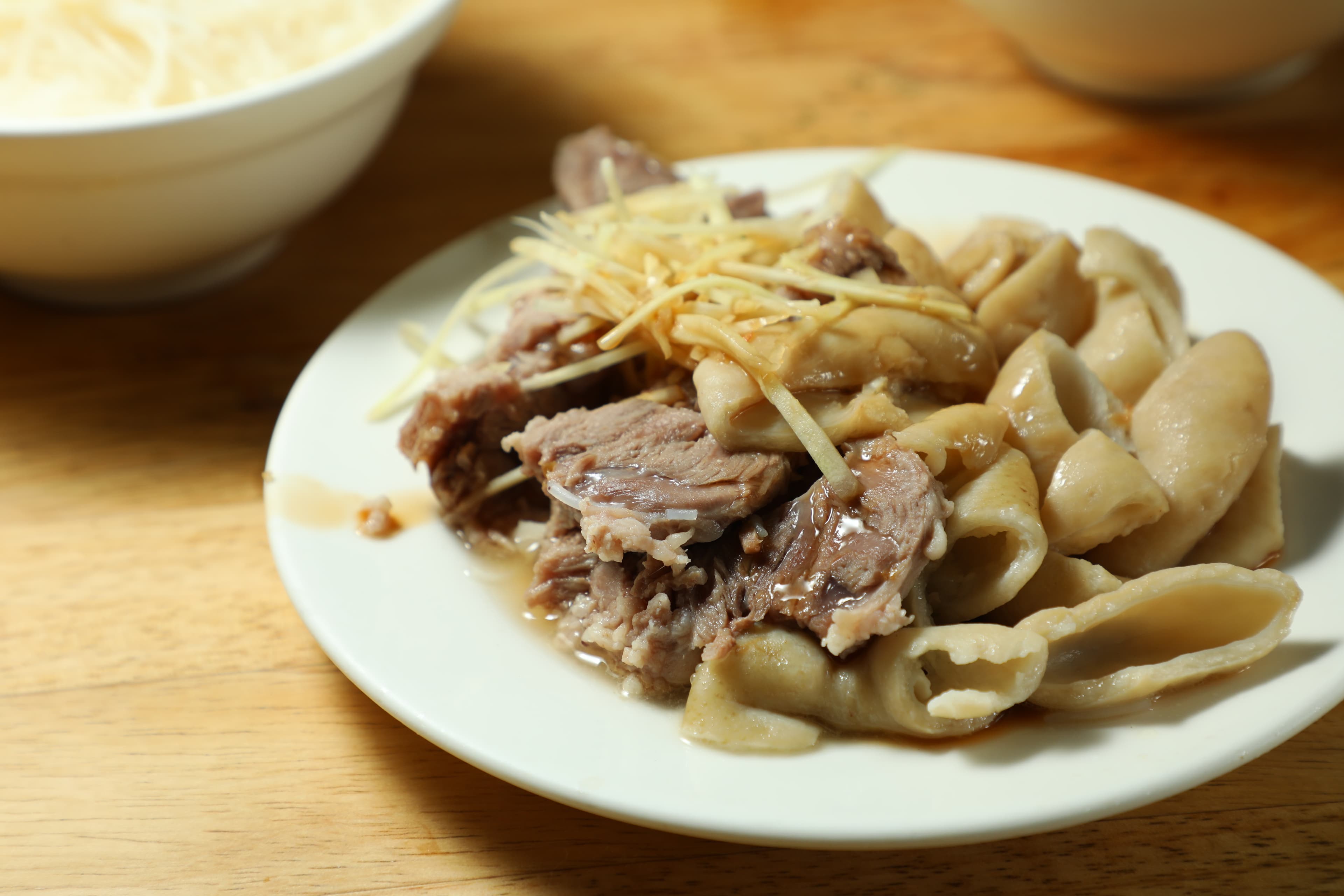 想吃豪華一點,可以點「嘴邊肉」與「大腸」來配米粉湯。(皆60元/份)