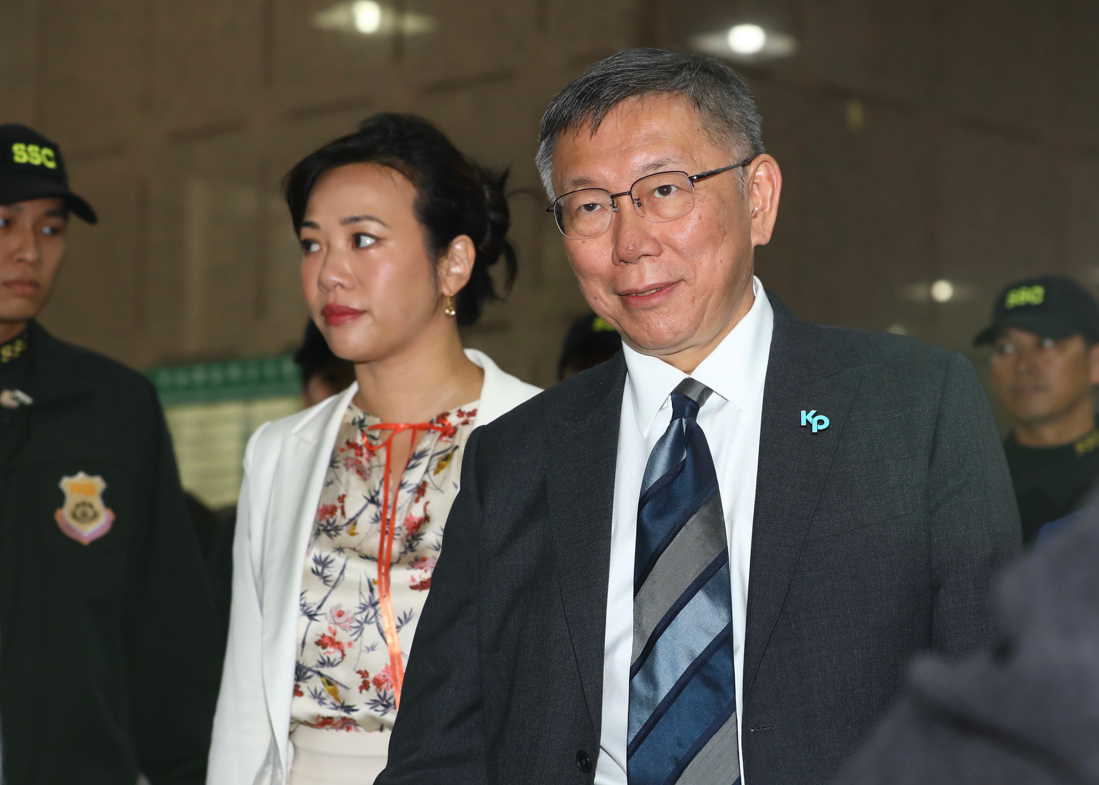 藍白合破局後,柯文哲(右)和新光大公主吳欣盈(左)組隊參選。