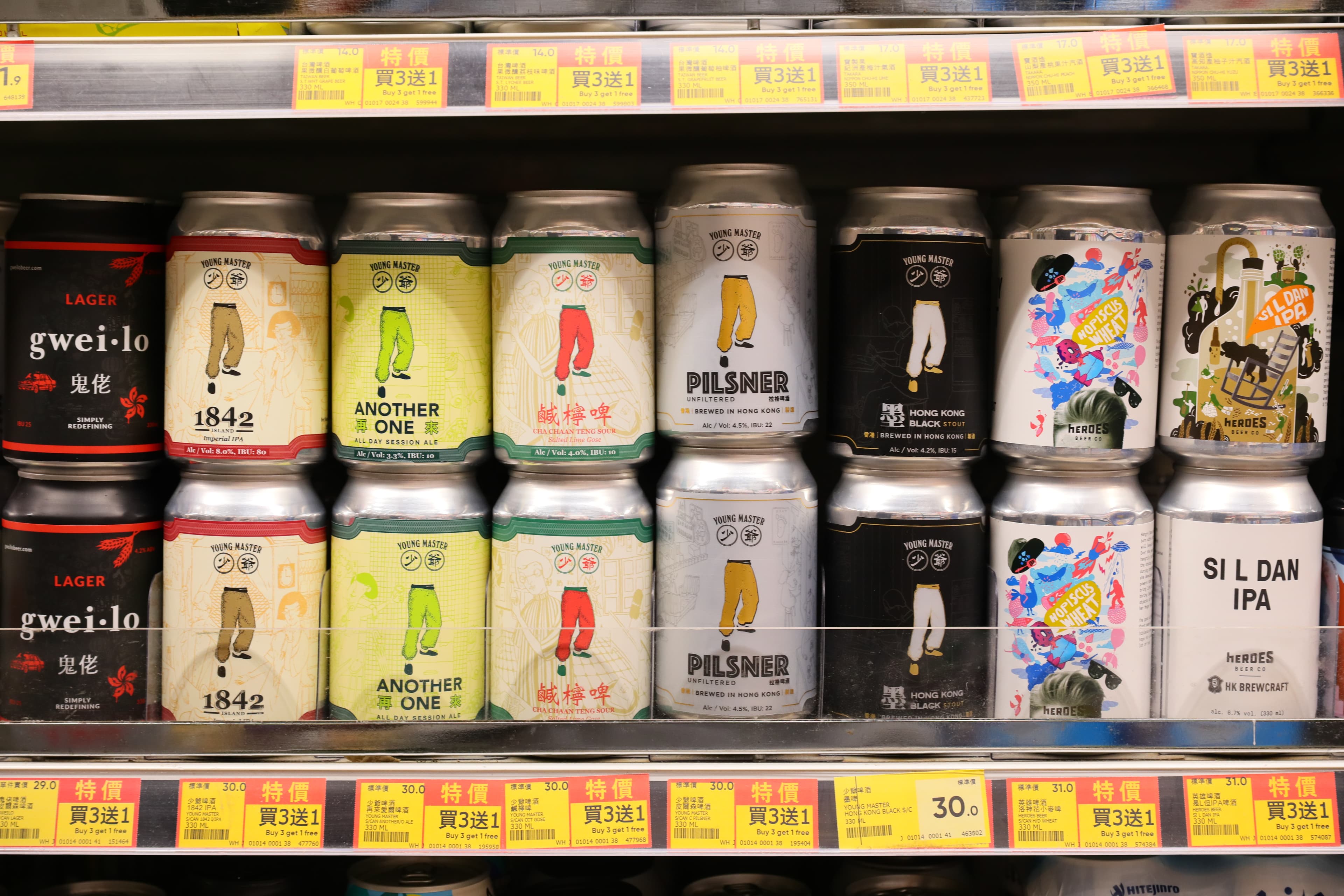 香港本地酒廠「少爺啤酒」「英雄啤酒」的出品,在超市也都買得到。(港幣30元起/罐)