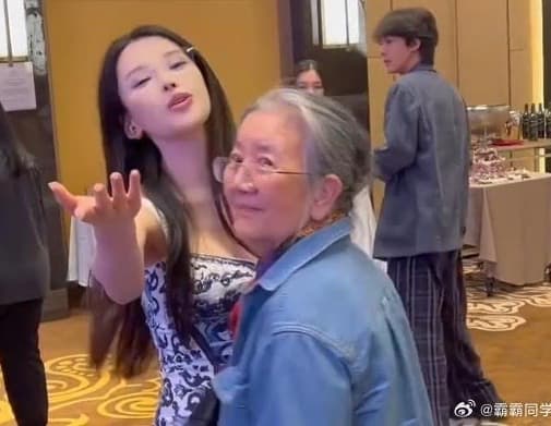 王力宏近期傳出緋聞,一位身材火辣的長髮正妹出現在王力宏的北京慶功宴上。(翻攝自微博)