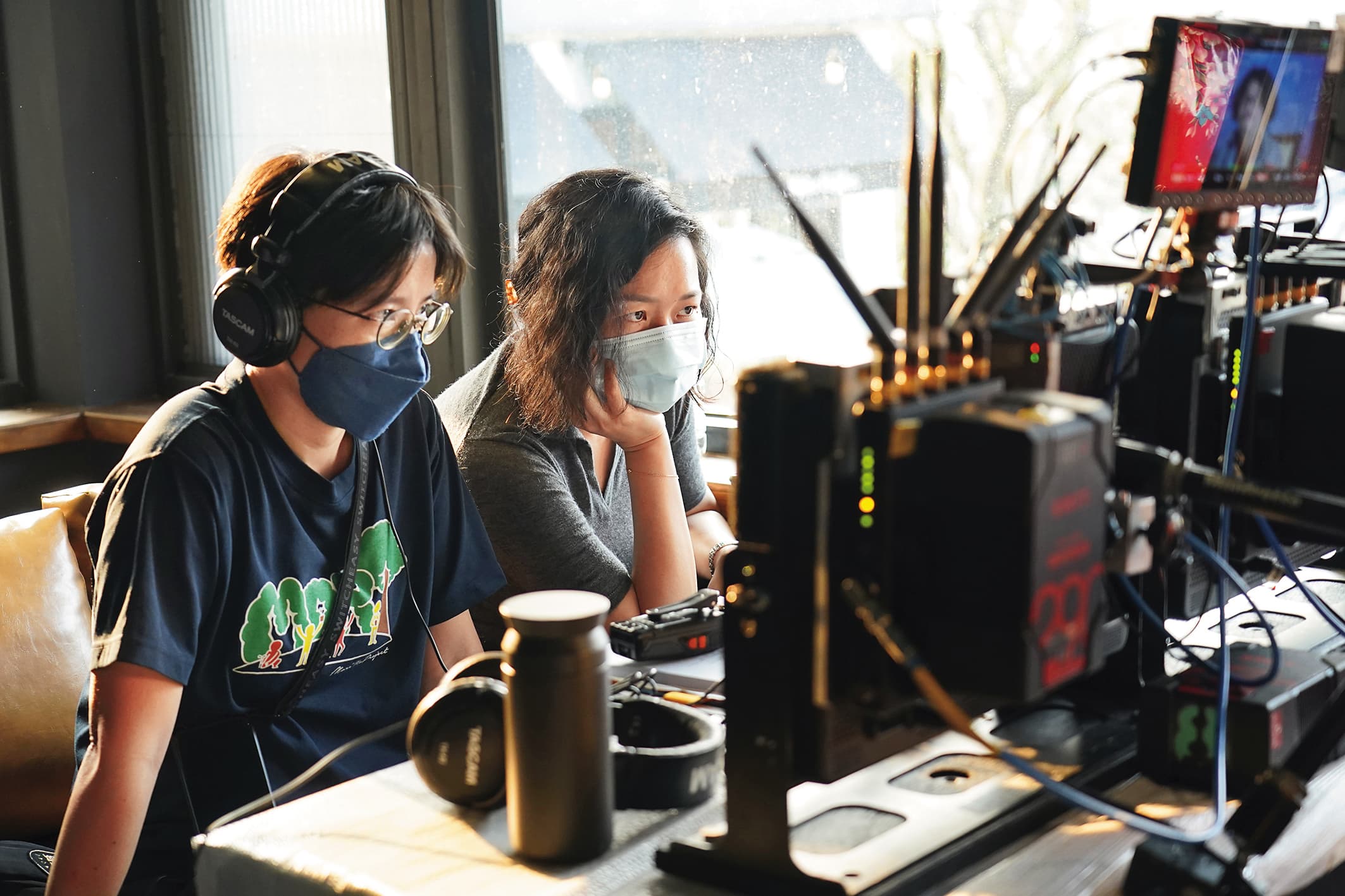 拍攝過程中,監製兼製作人劉宛玲(右)從旁協助首次執導影集的張瓊文(左)。 (彼此影業提供)
