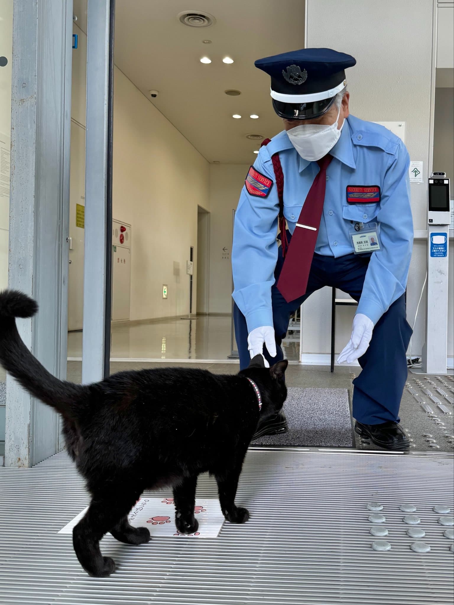 始終被值勤的警衛大叔馬屋原定雄先生溫和攔下。(翻攝自尾道市立美術館X)