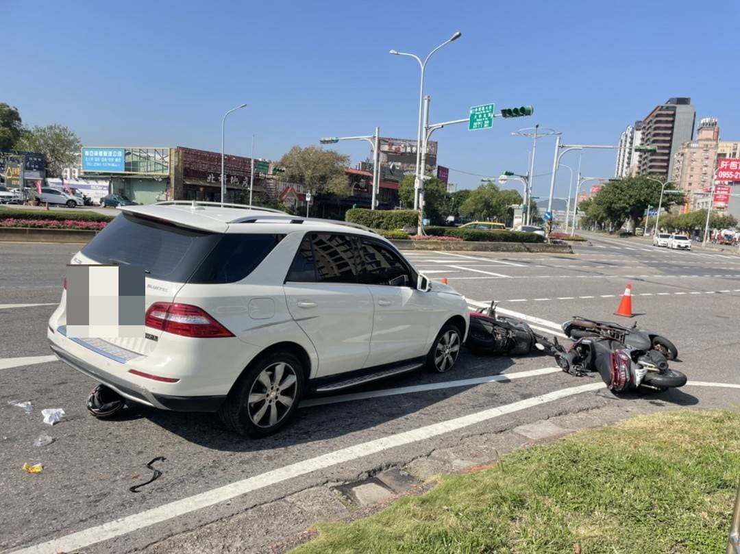 許姓騎士連人帶車被壓在賓士車底,救出時已無呼吸心跳。(翻攝畫面)