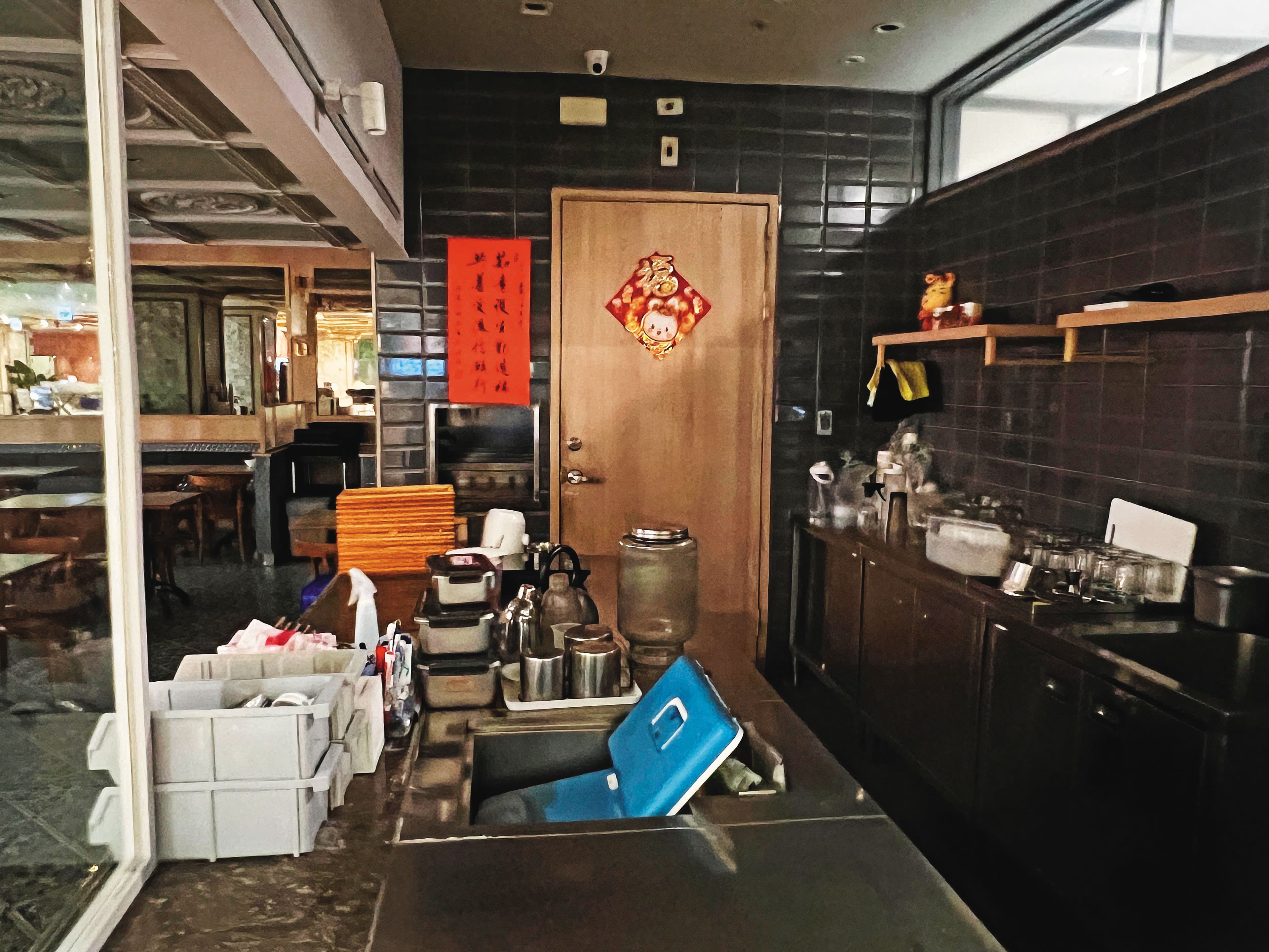 檢警研判寶林茶室停業在即,廚房管理鬆散,才導致多名消費者中毒。